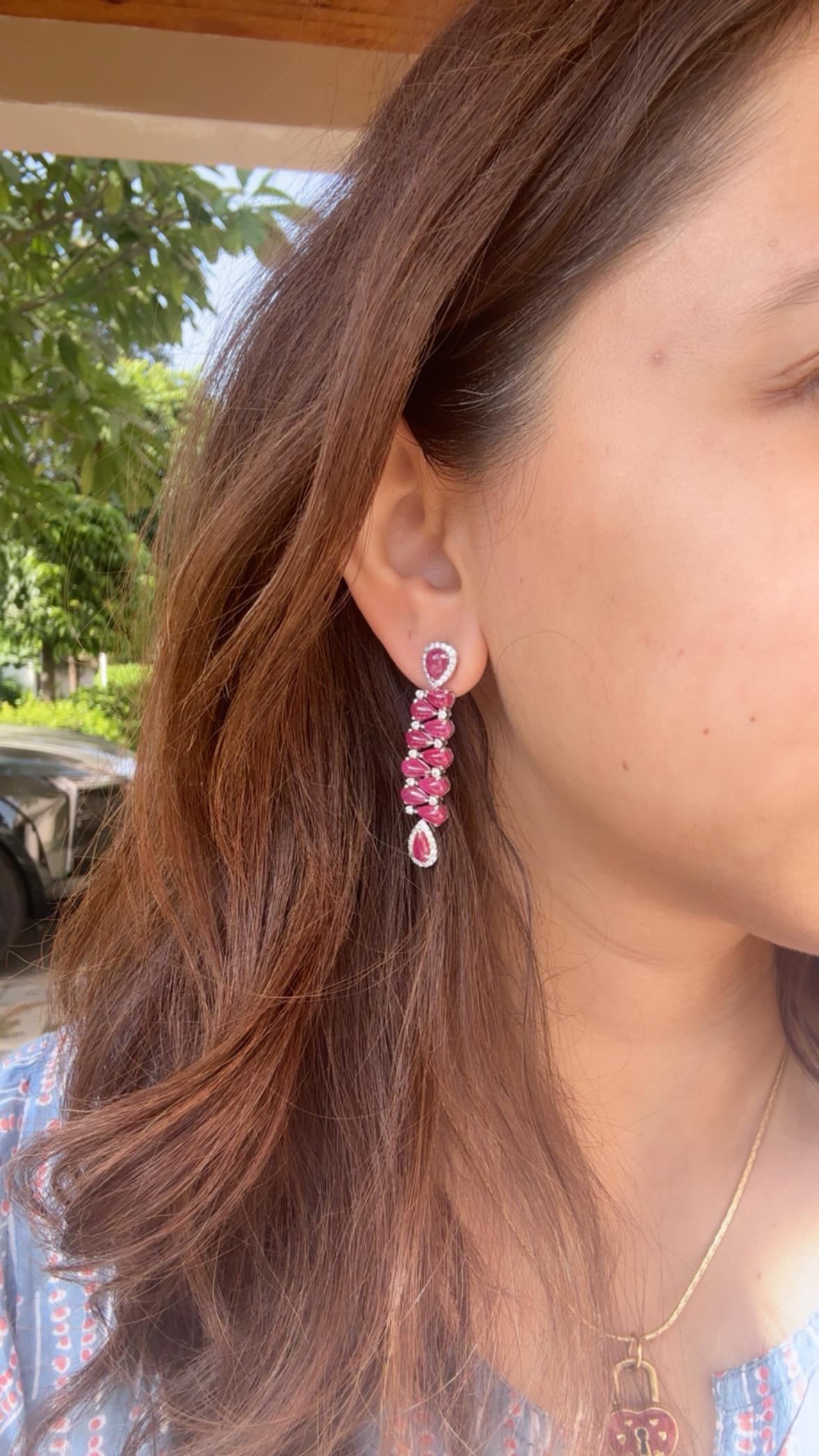 Orecchini pendenti in oro 18 carati, 15,48 carati, rubino del Mozambico e diamanti in vendita 4