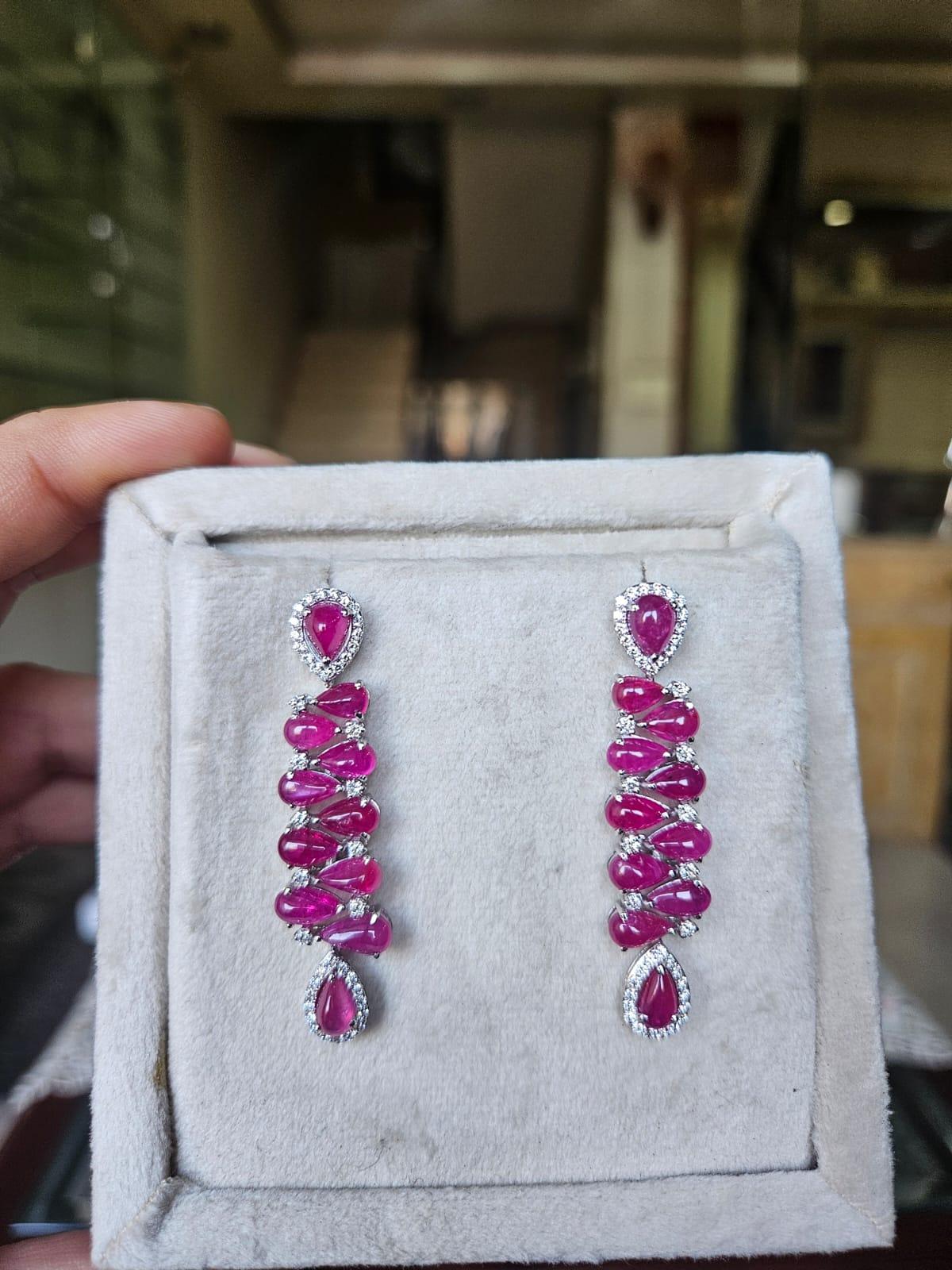 Moderno Orecchini pendenti in oro 18 carati, 15,48 carati, rubino del Mozambico e diamanti in vendita