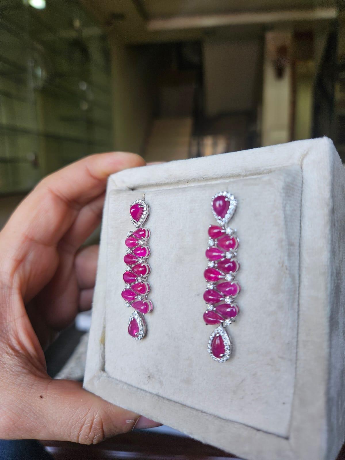 Cabochon Orecchini pendenti in oro 18 carati, 15,48 carati, rubino del Mozambico e diamanti in vendita