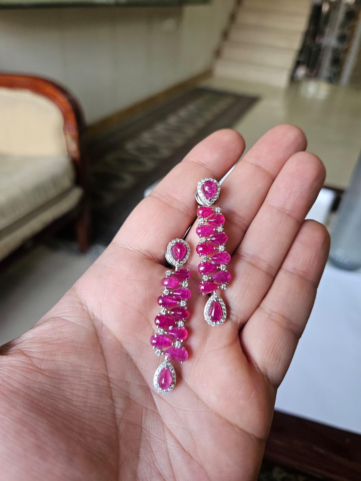 Orecchini pendenti in oro 18 carati, 15,48 carati, rubino del Mozambico e diamanti In condizioni Nuovo in vendita a Hong Kong, HK