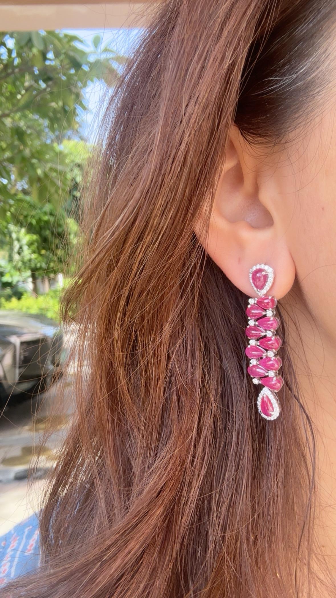 Orecchini pendenti in oro 18 carati, 15,48 carati, rubino del Mozambico e diamanti in vendita 2