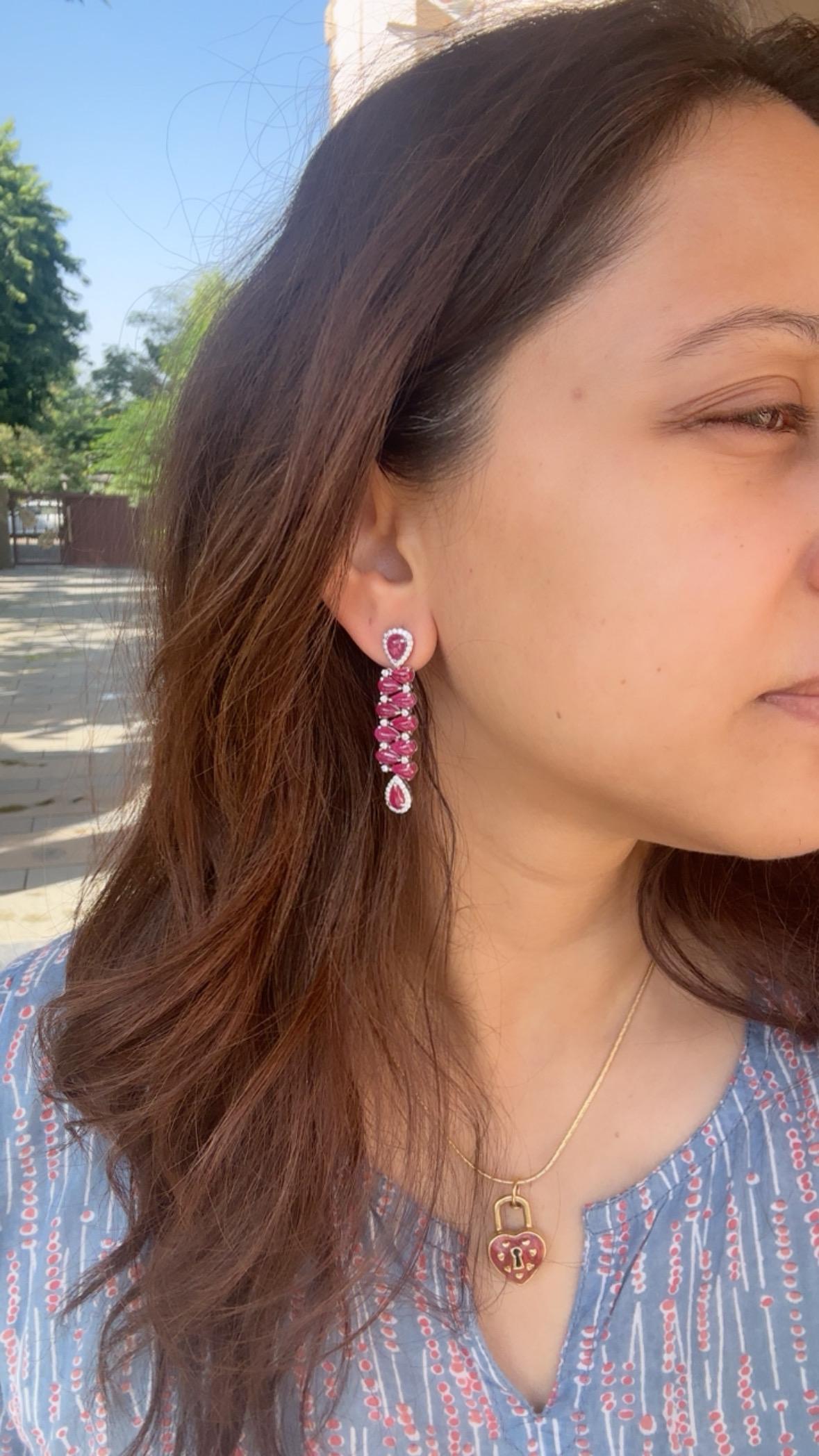 Orecchini pendenti in oro 18 carati, 15,48 carati, rubino del Mozambico e diamanti in vendita 3