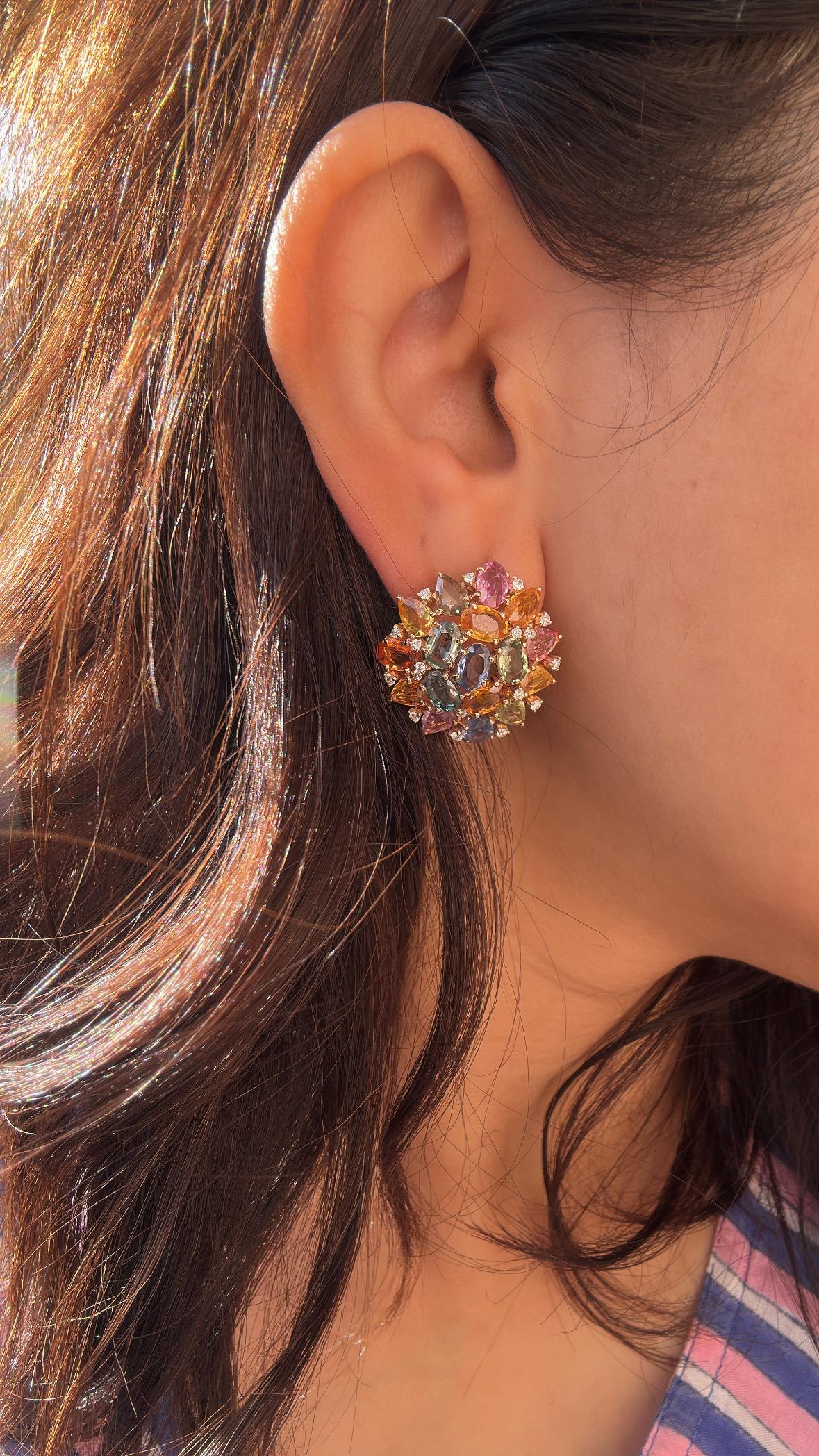 Orecchini con zaffiri multipli e diamanti di Ceylon da 15,53 carati, incastonati in oro 18K in vendita 7