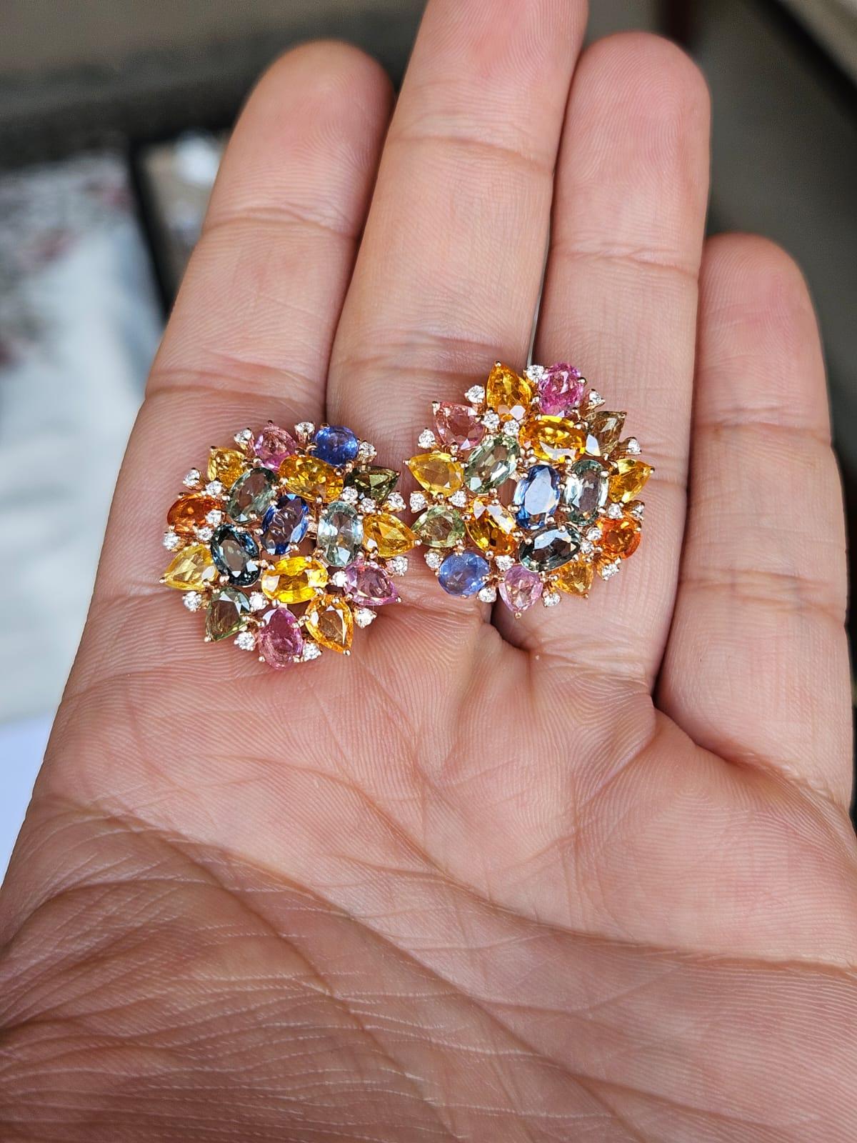 Bellissimi orecchini a perno con più zaffiri, in stile moderno, incastonati in oro rosa 18 carati e diamanti naturali. Il peso degli zaffiri multipli è di 15.53 carati. Gli Zaffiri Multi sono di origine Ceylon (Sri Lanka). Il peso dei diamanti è di