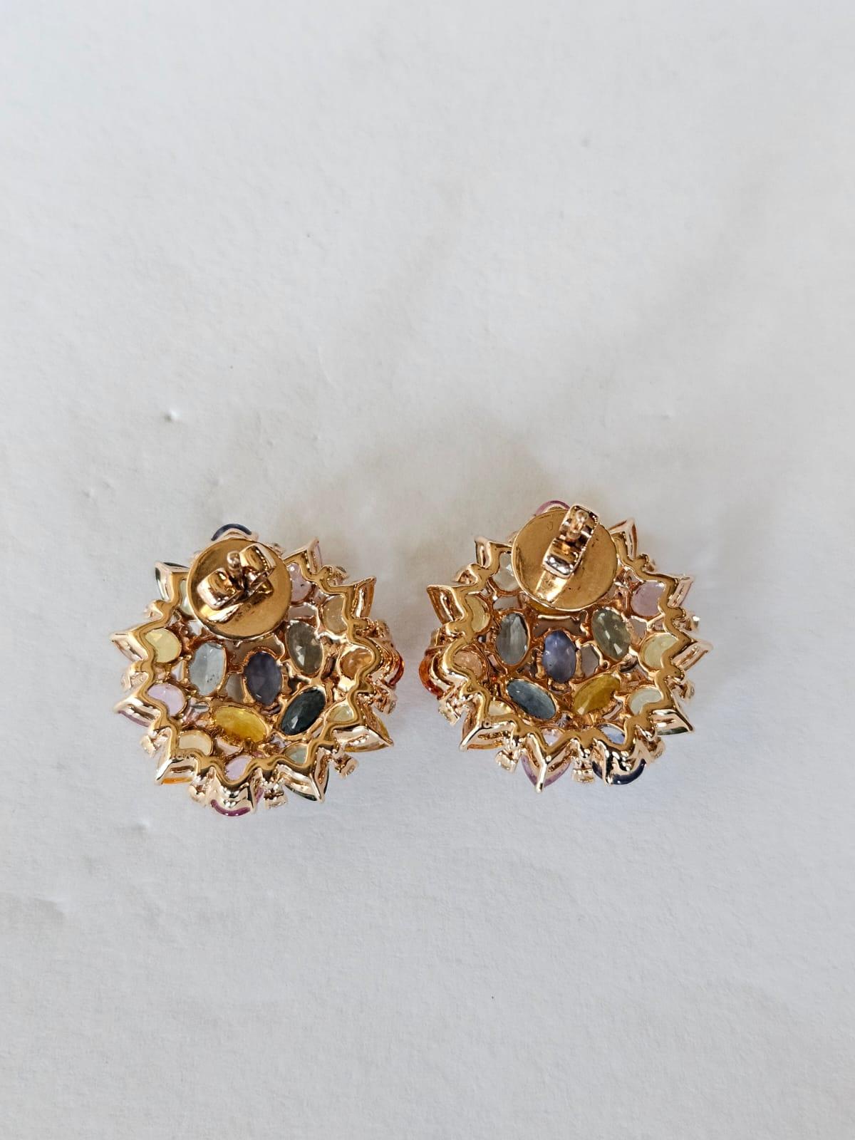 Moderno Orecchini con zaffiri multipli e diamanti di Ceylon da 15,53 carati, incastonati in oro 18K in vendita