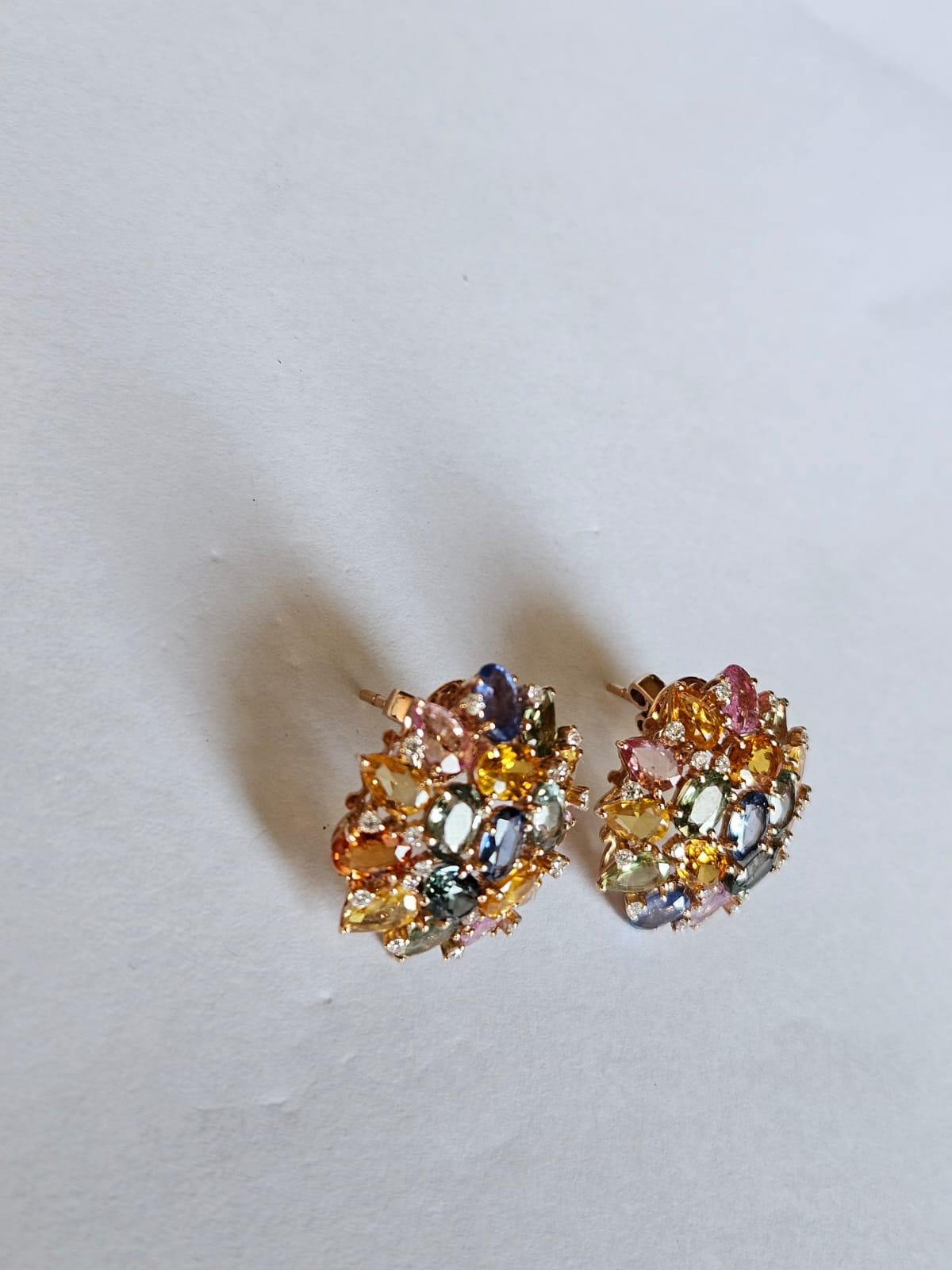 Taglio rotondo Orecchini con zaffiri multipli e diamanti di Ceylon da 15,53 carati, incastonati in oro 18K in vendita
