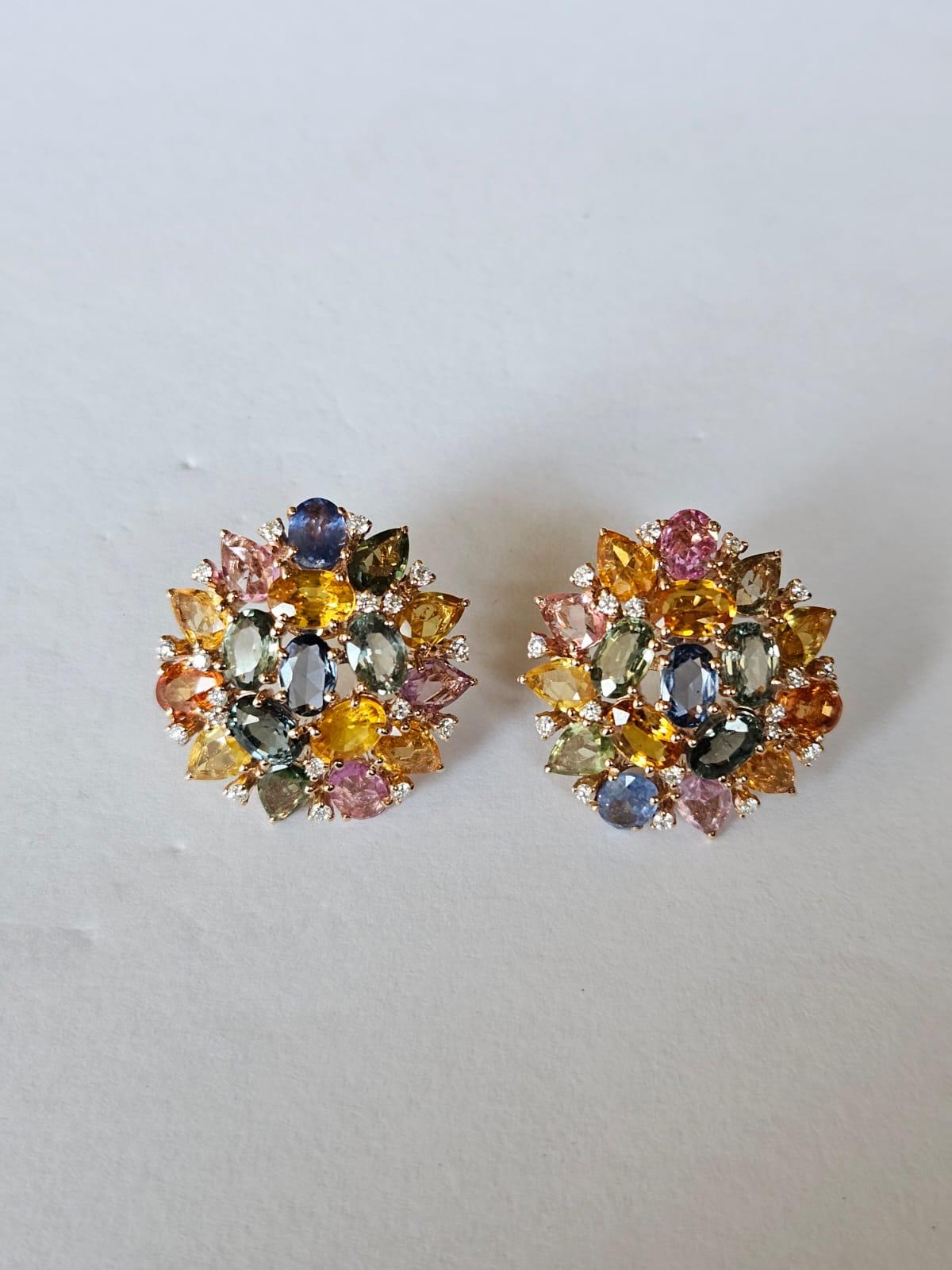 Orecchini con zaffiri multipli e diamanti di Ceylon da 15,53 carati, incastonati in oro 18K In condizioni Nuovo in vendita a Hong Kong, HK