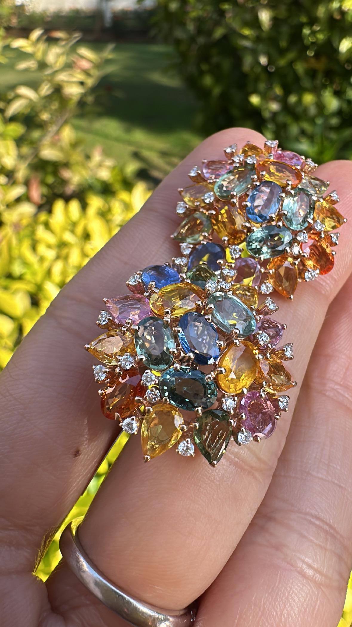 Orecchini con zaffiri multipli e diamanti di Ceylon da 15,53 carati, incastonati in oro 18K in vendita 1