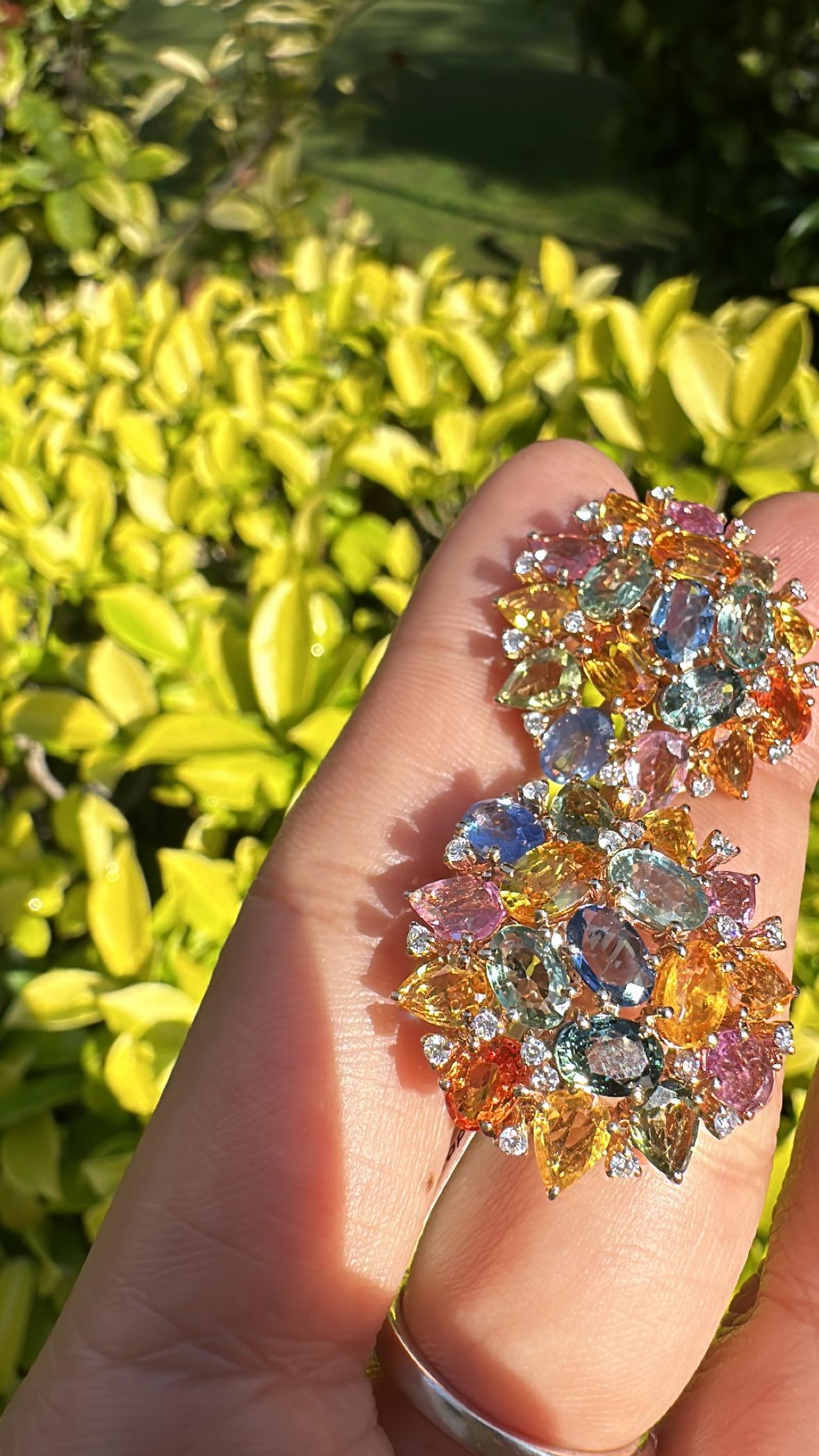 Orecchini con zaffiri multipli e diamanti di Ceylon da 15,53 carati, incastonati in oro 18K in vendita 2