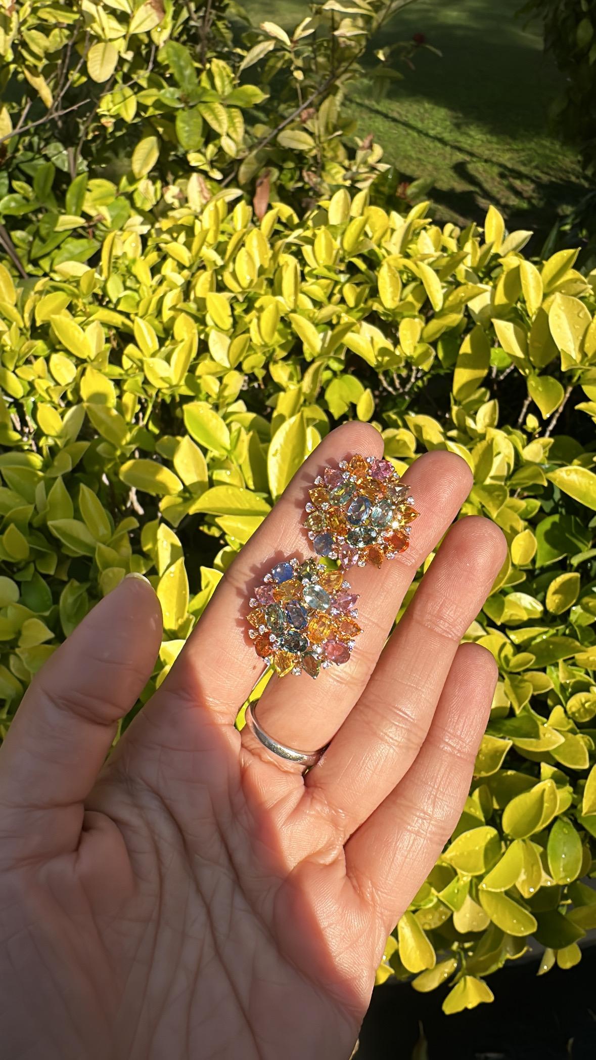 Orecchini con zaffiri multipli e diamanti di Ceylon da 15,53 carati, incastonati in oro 18K in vendita 3