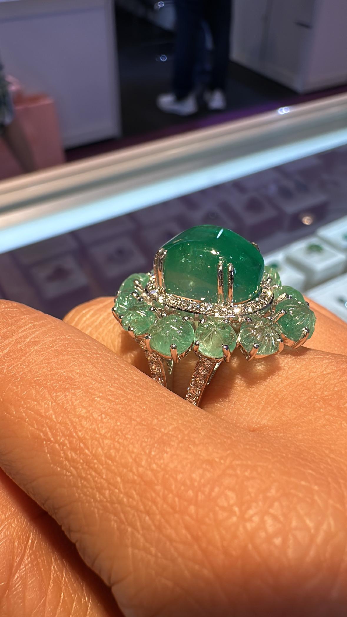 Anello con smeraldo colombiano cabochon e diamanti, 15,94 carati, incastonato in oro 18K in vendita 4