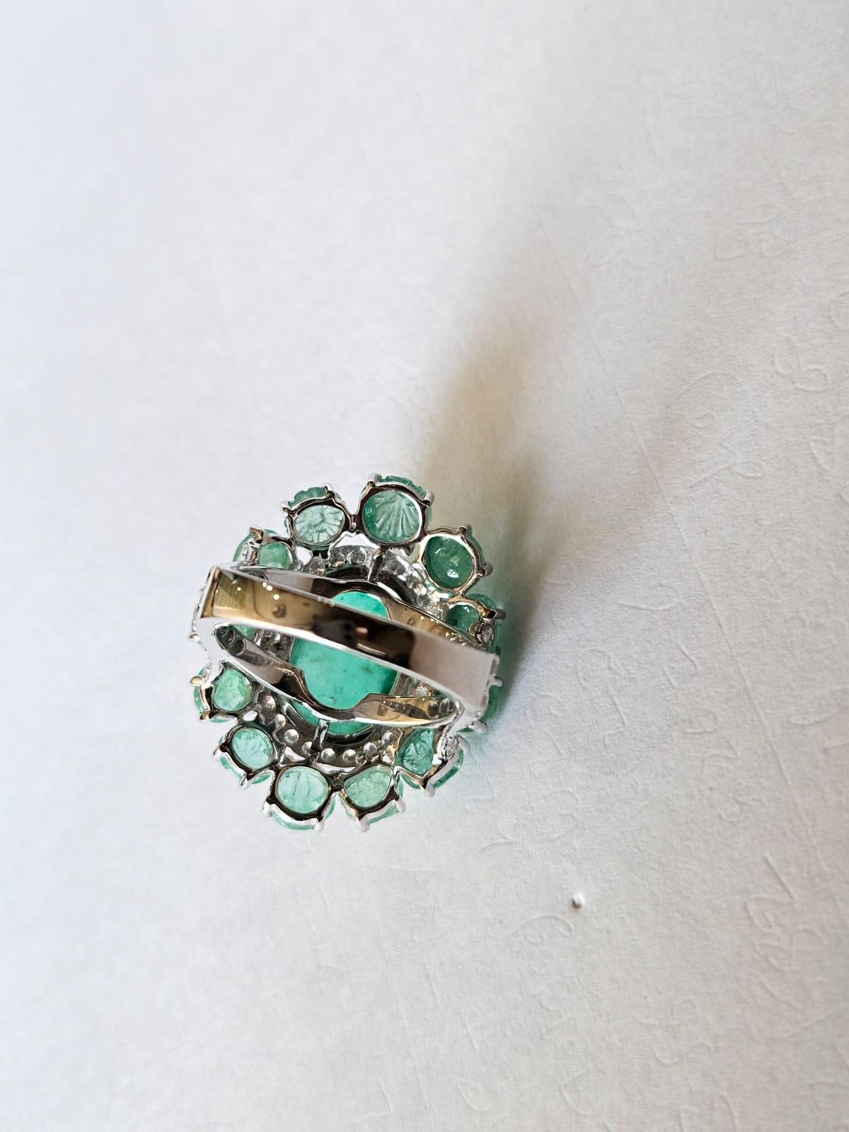Anillo Cúpula de Oro de 18 quilates, 15,94 quilates, Cabujón de Esmeralda Colombiana y Diamantes Moderno en venta