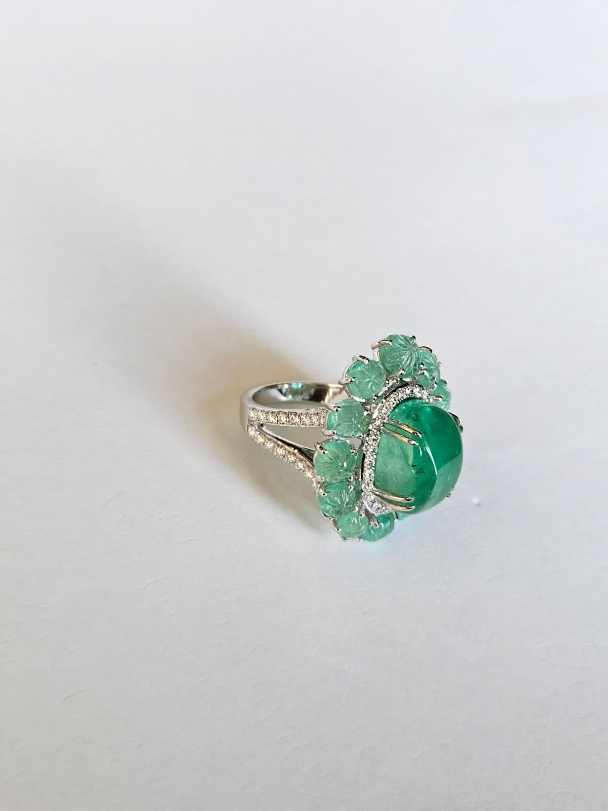 Anillo Cúpula de Oro de 18 quilates, 15,94 quilates, Cabujón de Esmeralda Colombiana y Diamantes en Nuevo estado para la venta en Hong Kong, HK