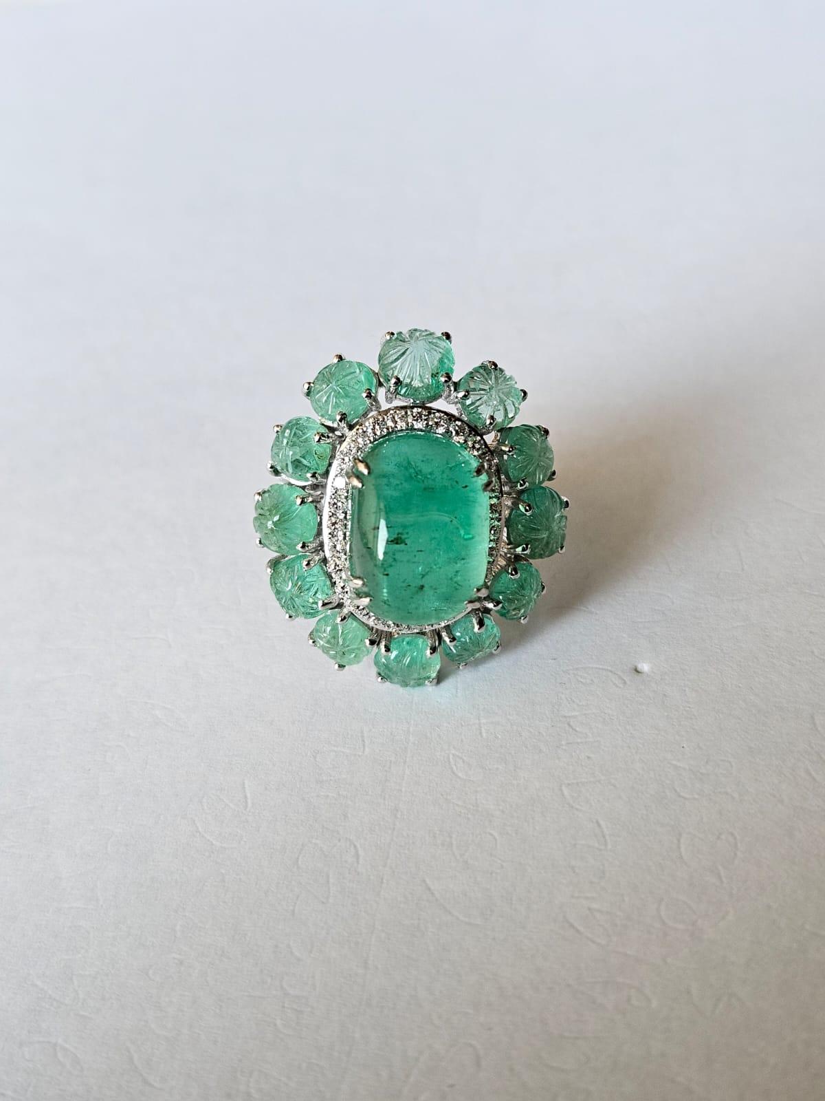 Femenino o masculino Anillo Cúpula de Oro de 18 quilates, 15,94 quilates, Cabujón de Esmeralda Colombiana y Diamantes en venta