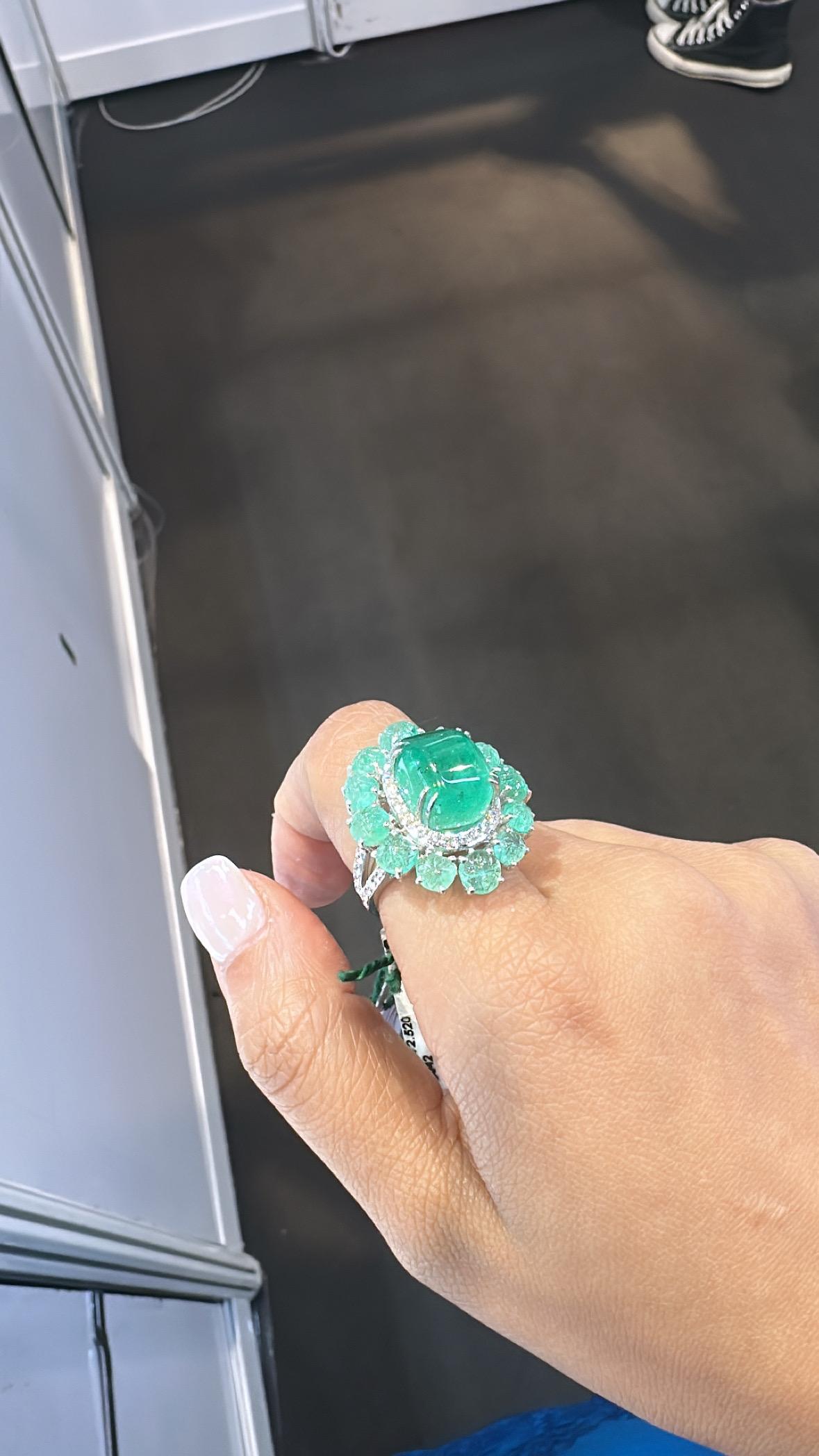 da uomo o donna Anello con smeraldo colombiano cabochon e diamanti, 15,94 carati, incastonato in oro 18K in vendita
