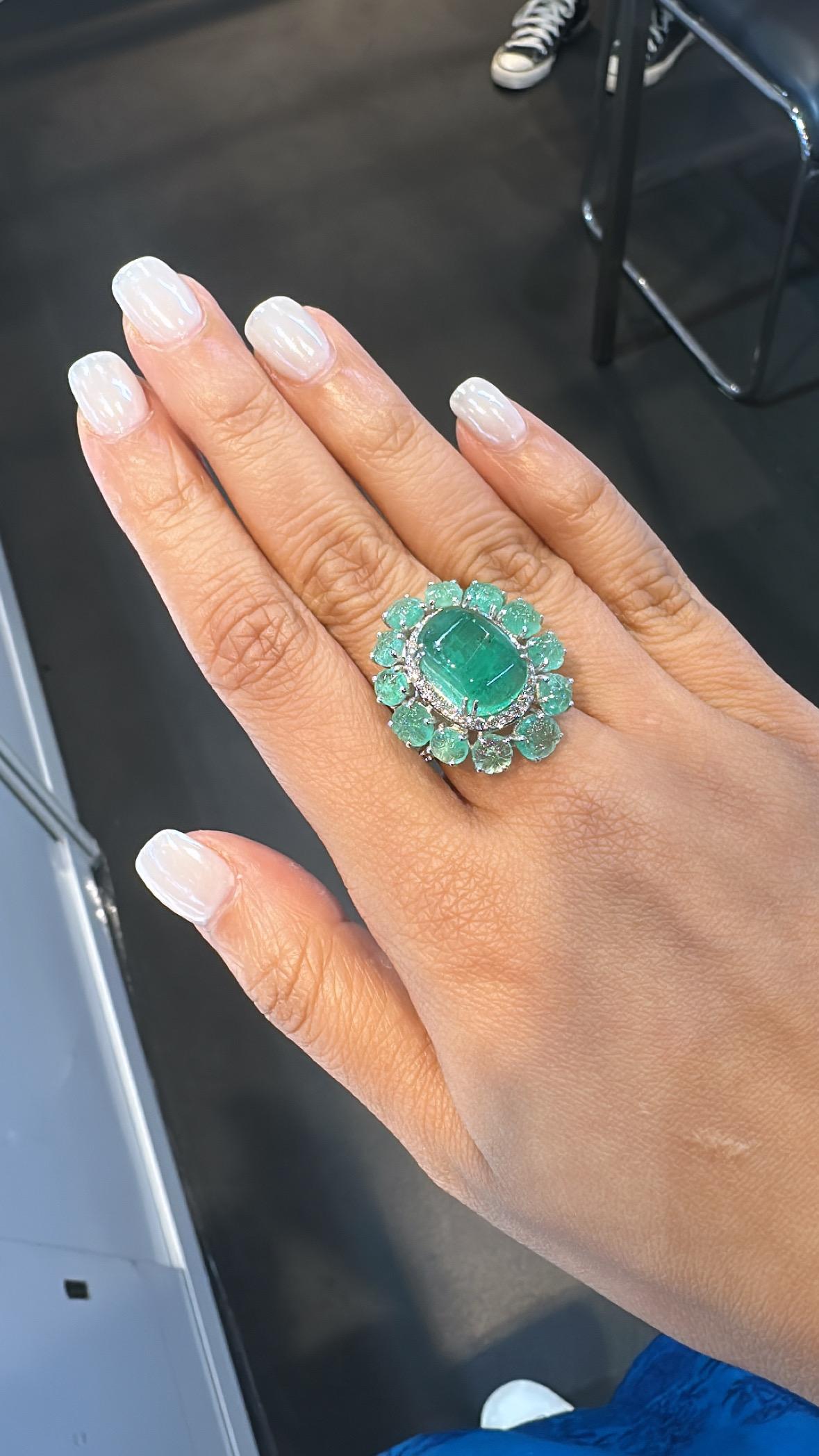 Anello con smeraldo colombiano cabochon e diamanti, 15,94 carati, incastonato in oro 18K in vendita 2