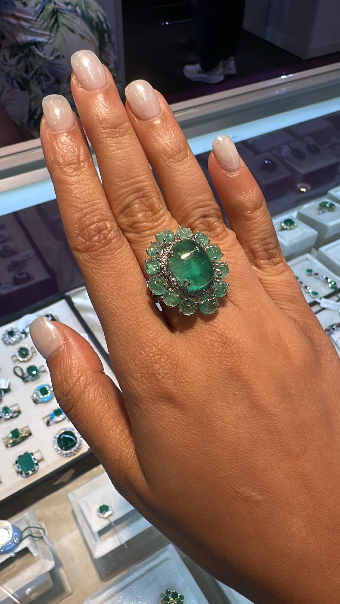 Anello con smeraldo colombiano cabochon e diamanti, 15,94 carati, incastonato in oro 18K in vendita 3