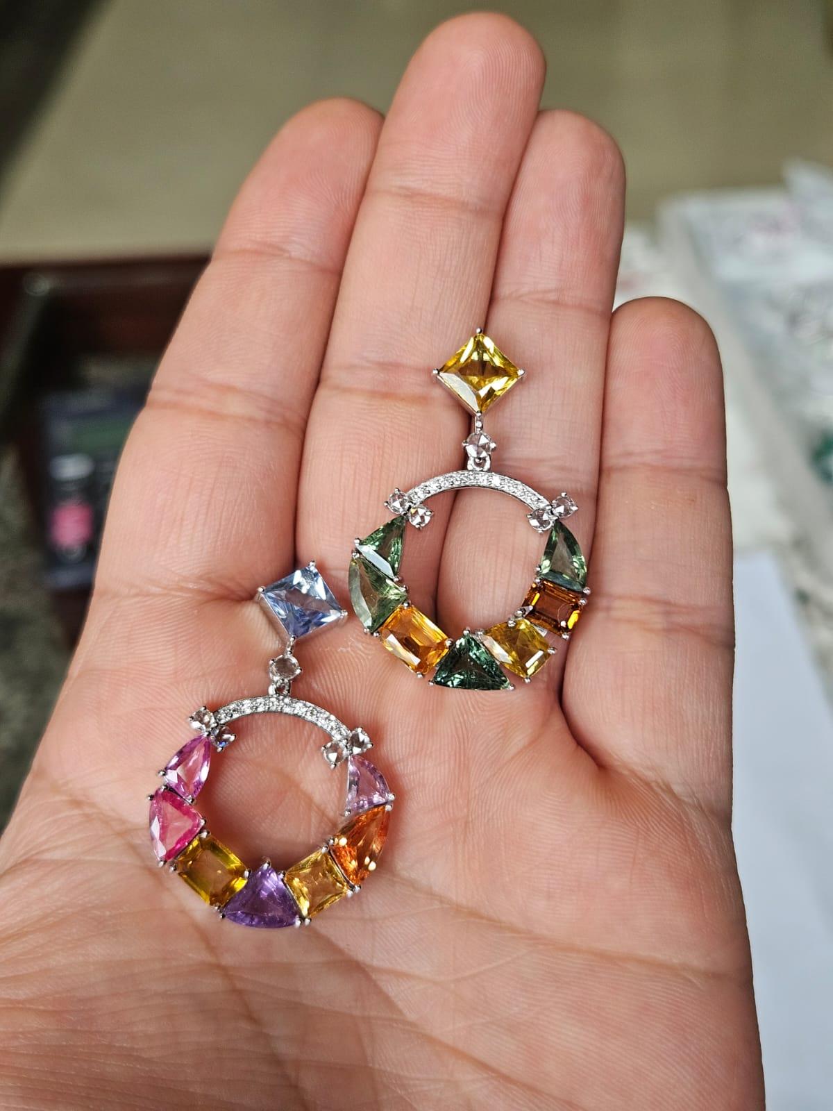 Magnifiques boucles d'oreilles pendantes en or blanc 18 carats et diamants naturels, de style moderne, composées de plusieurs saphirs. Le poids des saphirs multiples est de 16.19 carats. Les saphirs multiples sont originaires de Ceylan (Sri Lanka).