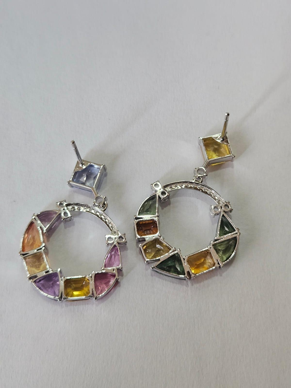 Moderne Boucles d'oreilles pendantes en or 18 carats, 16.19 carats Ceylon Multi Sapphires & Diamonds en vente