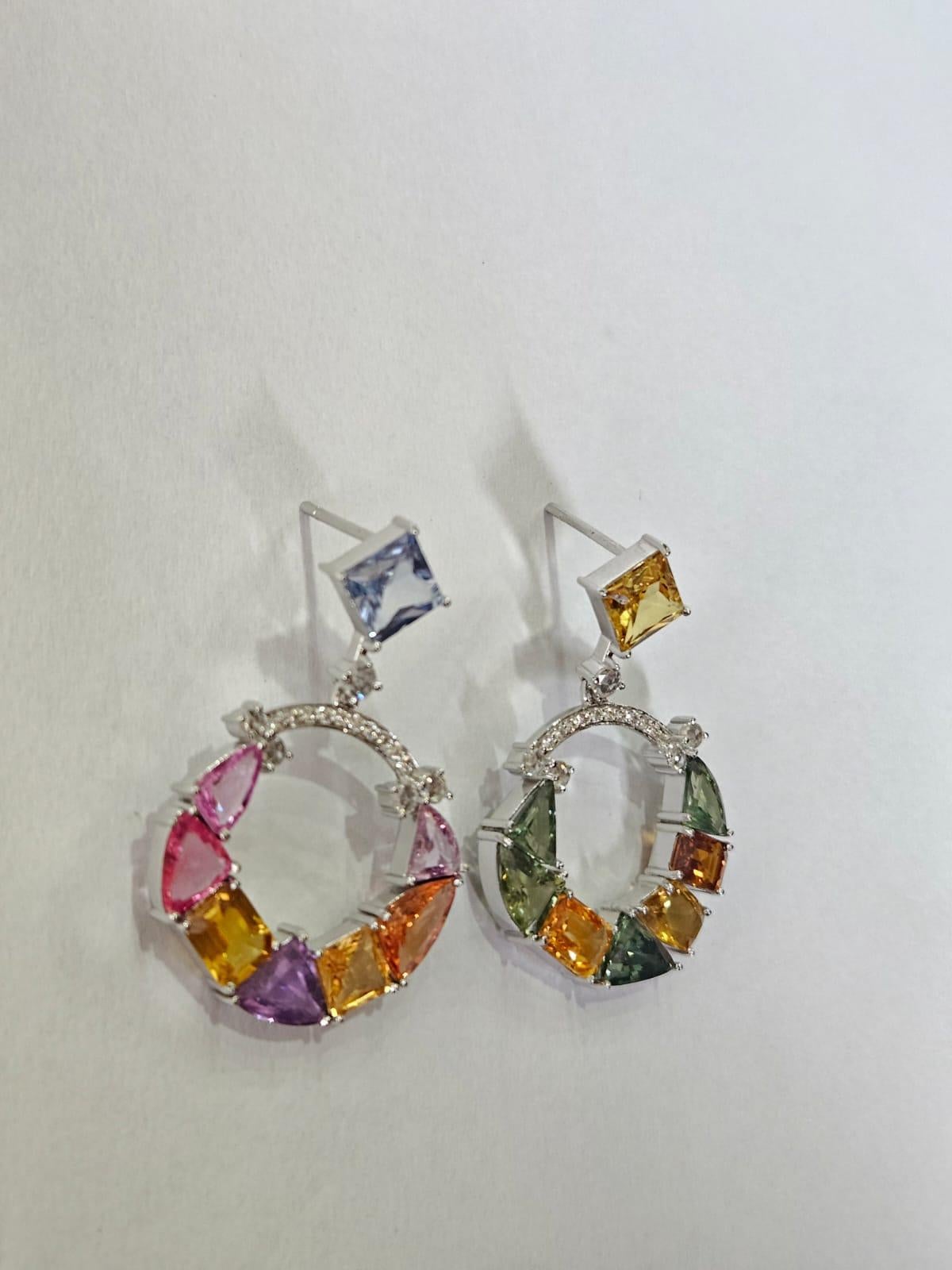 Taille mixte Boucles d'oreilles pendantes en or 18 carats, 16.19 carats Ceylon Multi Sapphires & Diamonds en vente