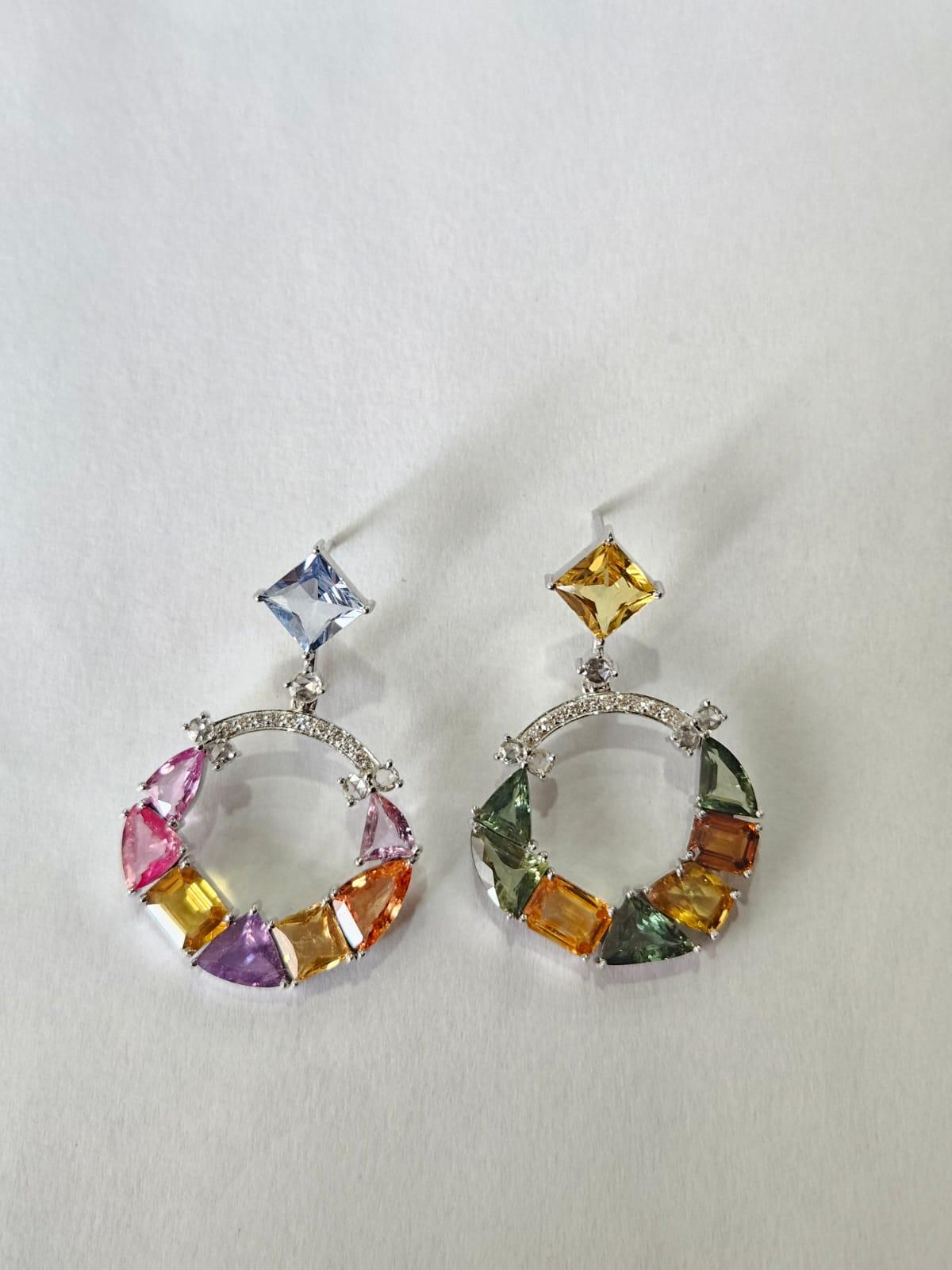 Boucles d'oreilles pendantes en or 18 carats, 16.19 carats Ceylon Multi Sapphires & Diamonds Neuf - En vente à Hong Kong, HK