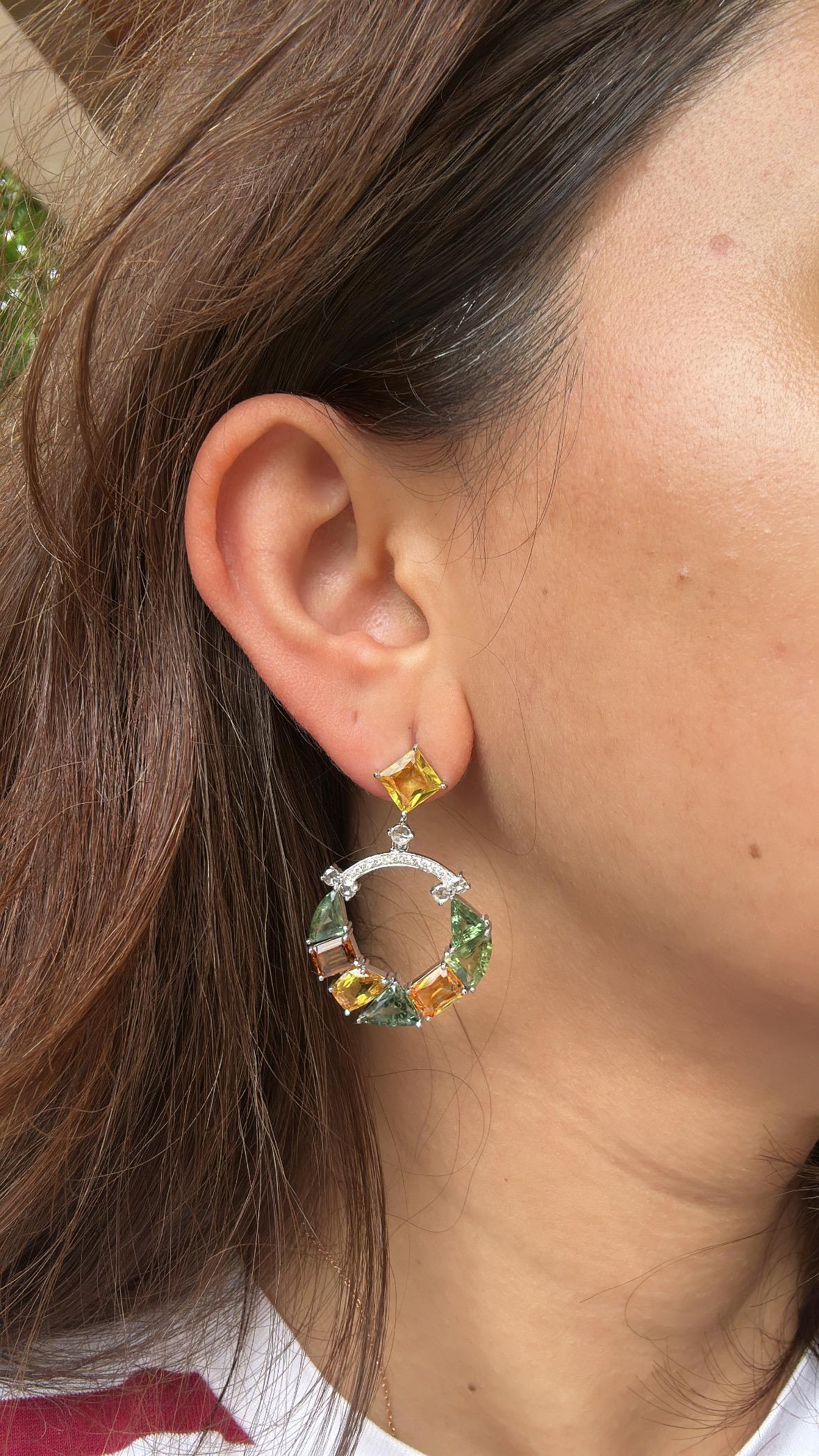 Boucles d'oreilles pendantes en or 18 carats, 16.19 carats Ceylon Multi Sapphires & Diamonds Unisexe en vente