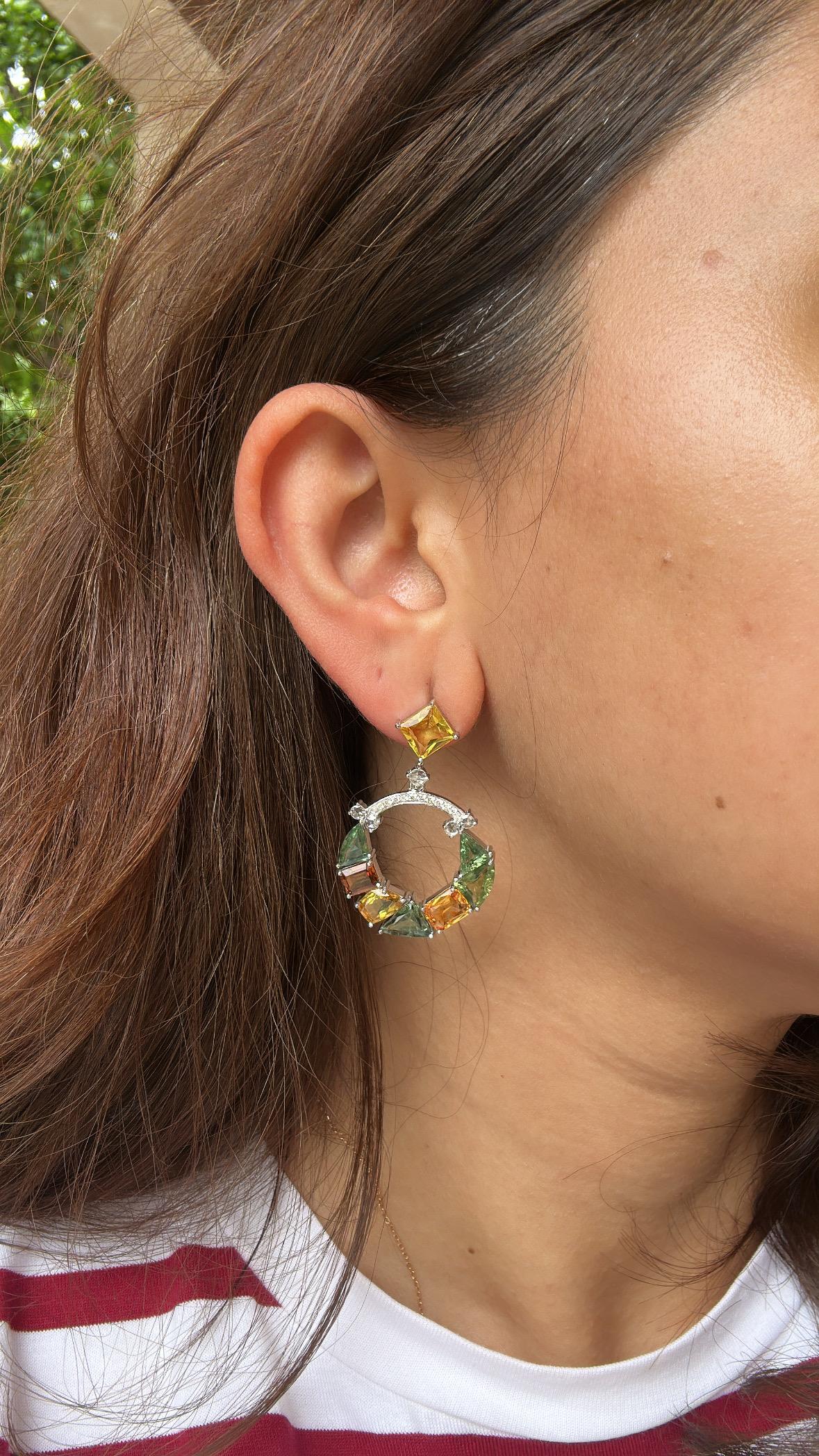 Boucles d'oreilles pendantes en or 18 carats, 16.19 carats Ceylon Multi Sapphires & Diamonds en vente 1