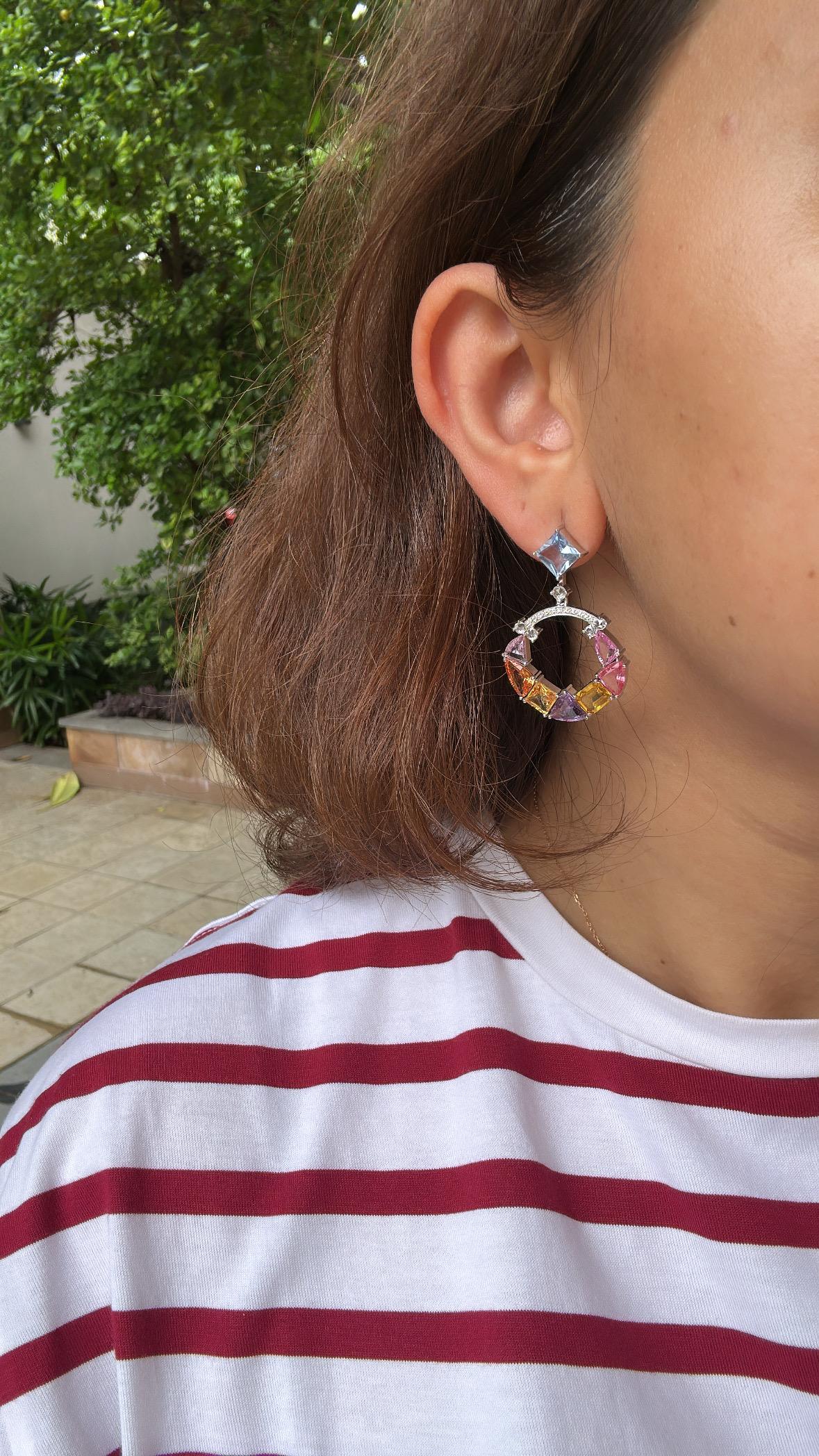 Boucles d'oreilles pendantes en or 18 carats, 16.19 carats Ceylon Multi Sapphires & Diamonds en vente 2