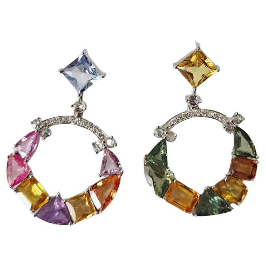 Boucles d'oreilles pendantes en or 18 carats, 16.19 carats Ceylon Multi Sapphires & Diamonds