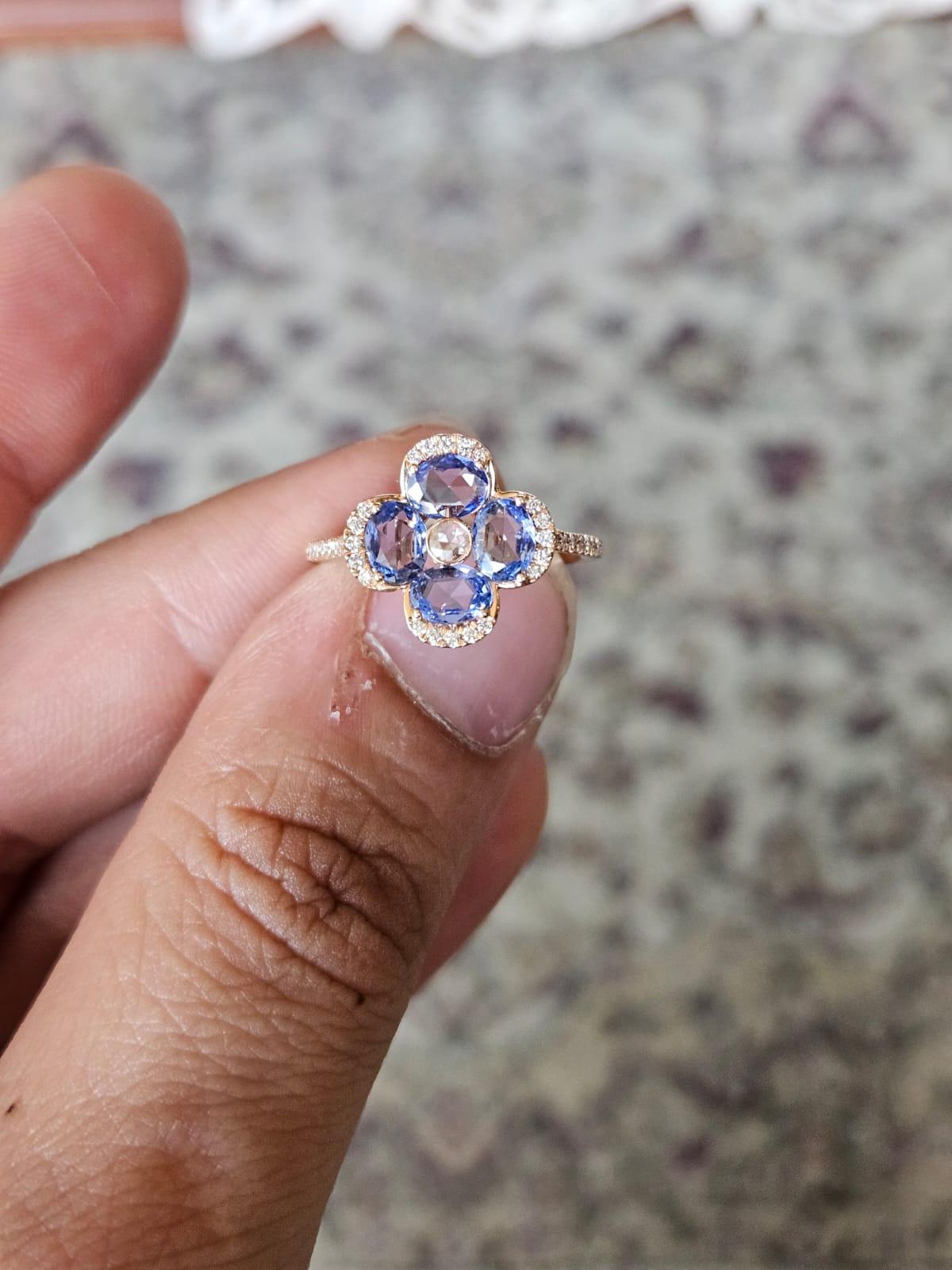 Eine sehr schöne und wunderschöne, modernen Stil, blaue Saphire Verlobungsring in 18K Rose Gold & Diamanten gesetzt. Das Gewicht des blauen Saphirs im Rosenschliff beträgt 1.62 Karat. Die blauen Saphire stammen aus Ceylon (Sri Lanka). Das Gewicht