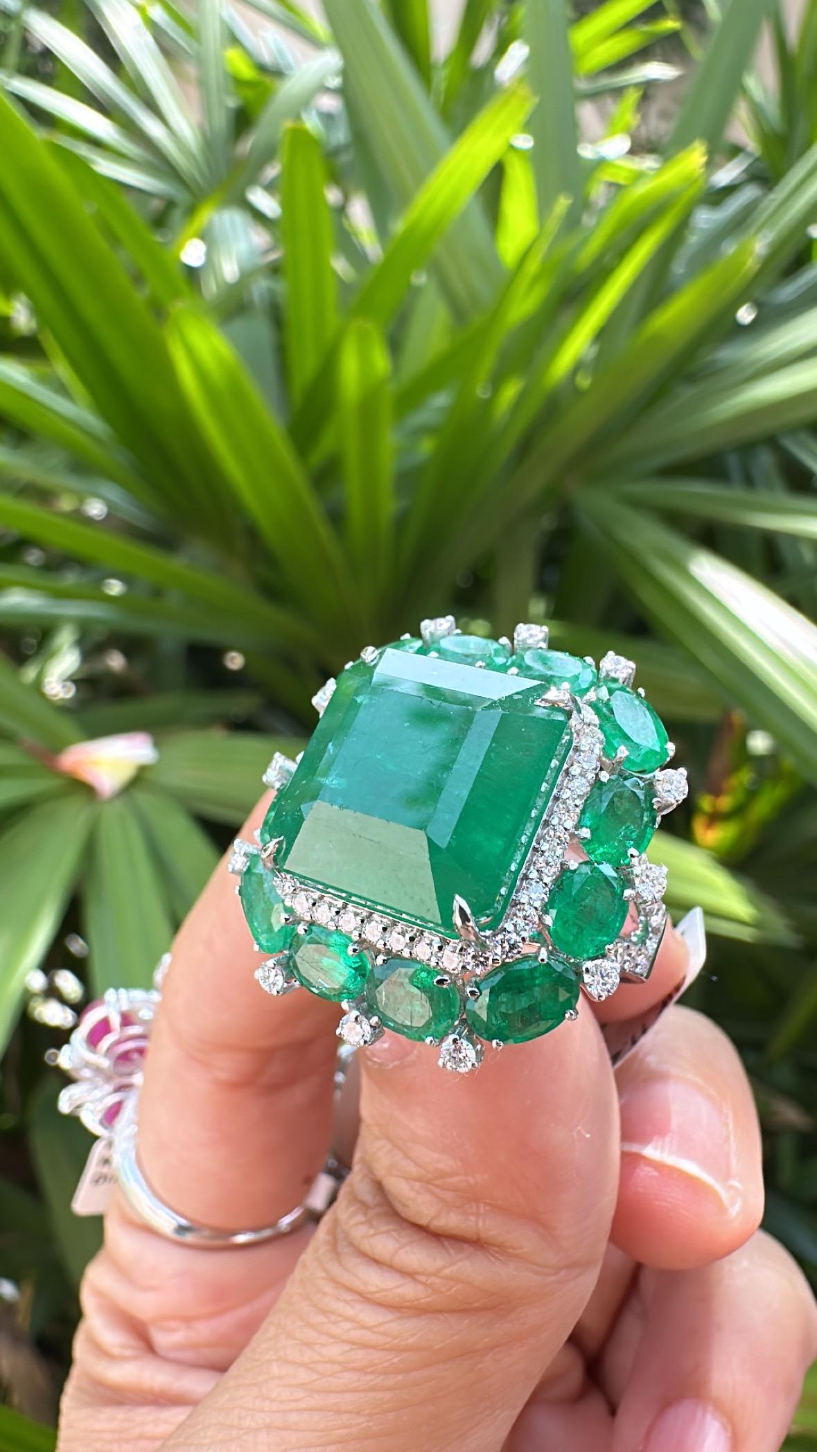 Modern Set in 18K Gold, 16.60 carats natural Zambian Emerald & Diamonds Engagement Ring