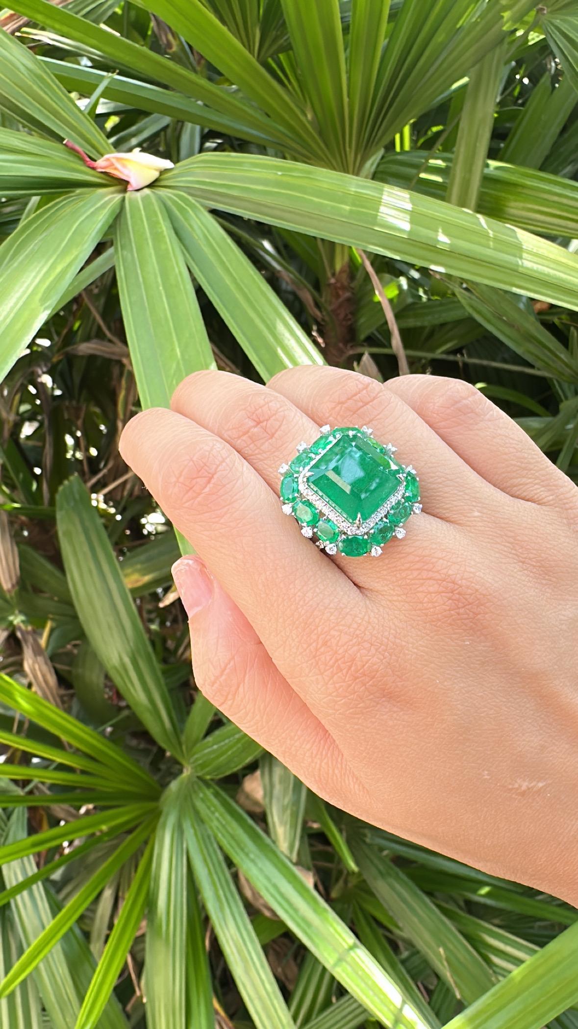 Set in 18K Gold, 16.60 carats natural Zambian Emerald & Diamonds Engagement Ring In New Condition In Hong Kong, HK
