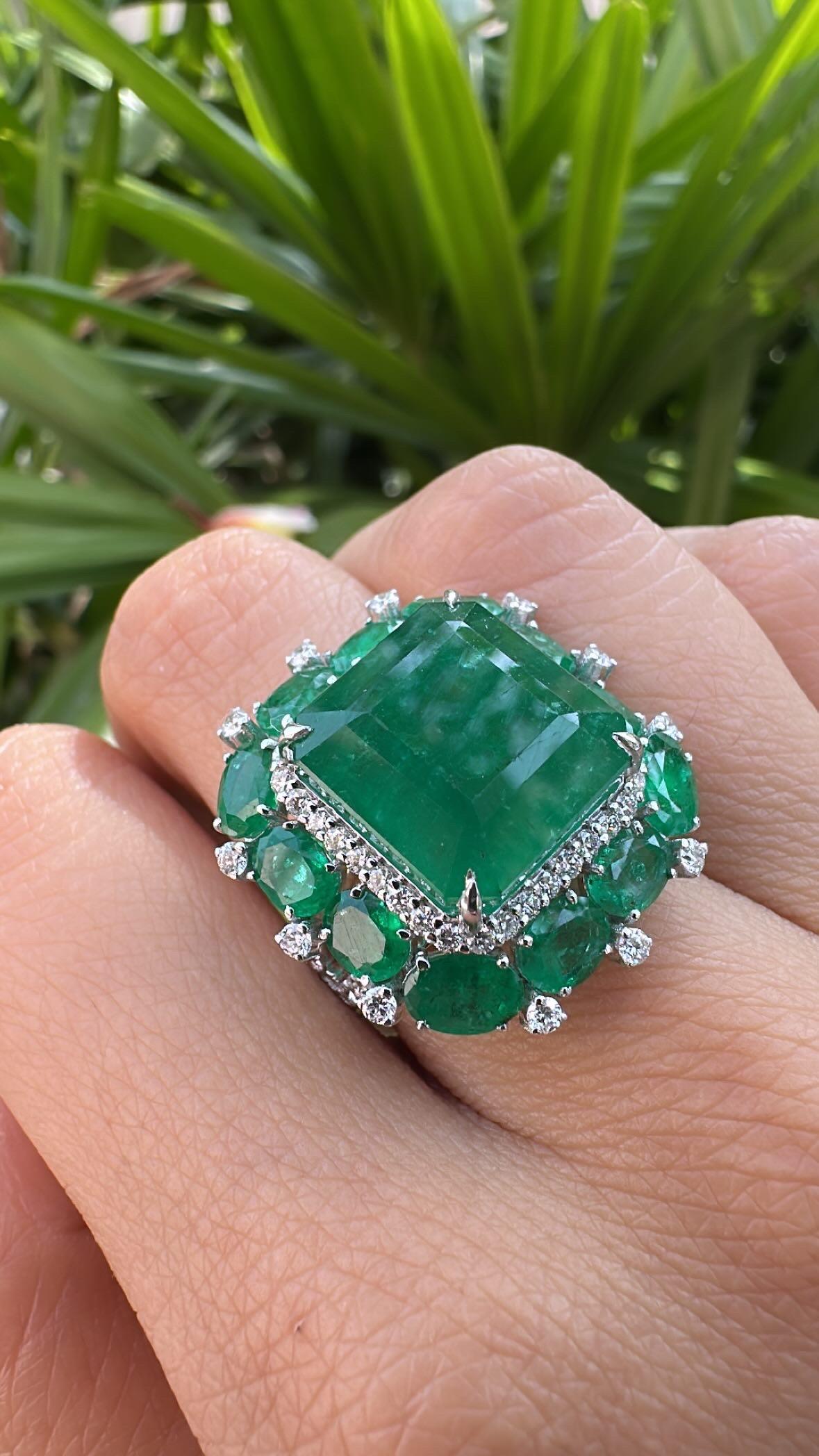 Women's or Men's Set in 18K Gold, 16.60 carats natural Zambian Emerald & Diamonds Engagement Ring