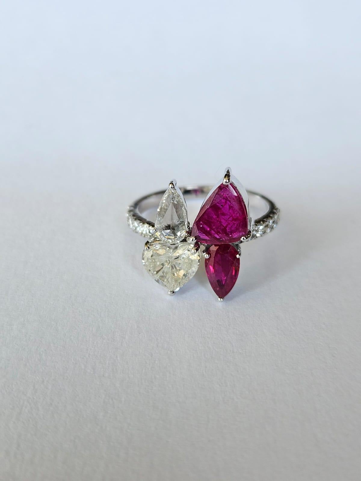 Un precioso anillo de cóctel y racimo de rubíes engastado en oro blanco de 18 quilates y diamantes. El peso de los Rubíes es de 1,67 quilates. Los Rubíes son completamente naturales, sin ningún tratamiento y son de origen mozambiqueño. El peso de