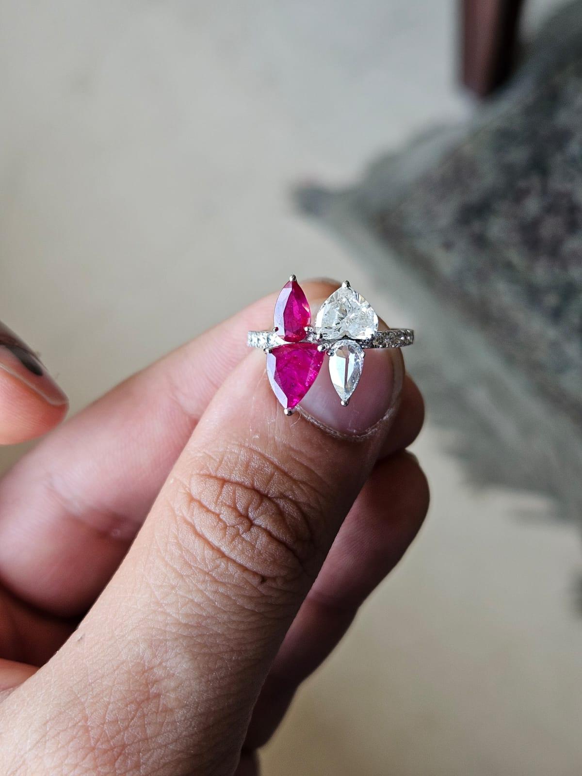 Anillo en racimo de oro de 18 quilates, 1,67 quilates, rubí natural de Mozambique y diamantes Moderno en venta