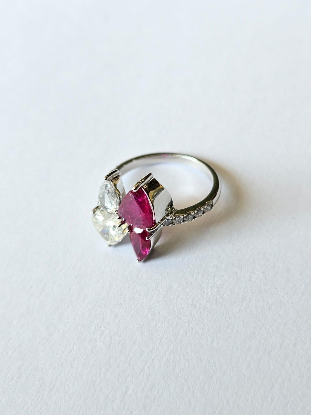 Anillo en racimo de oro de 18 quilates, 1,67 quilates, rubí natural de Mozambique y diamantes en Nuevo estado para la venta en Hong Kong, HK