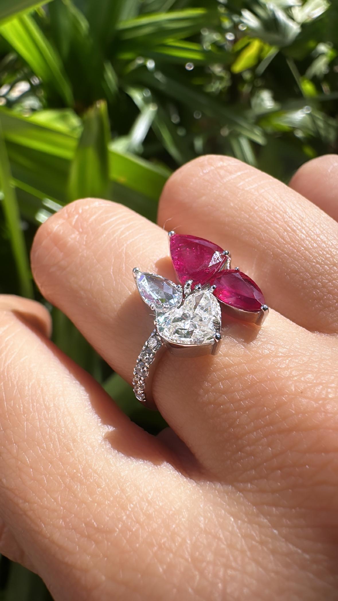 Anillo en racimo de oro de 18 quilates, 1,67 quilates, rubí natural de Mozambique y diamantes en venta 1