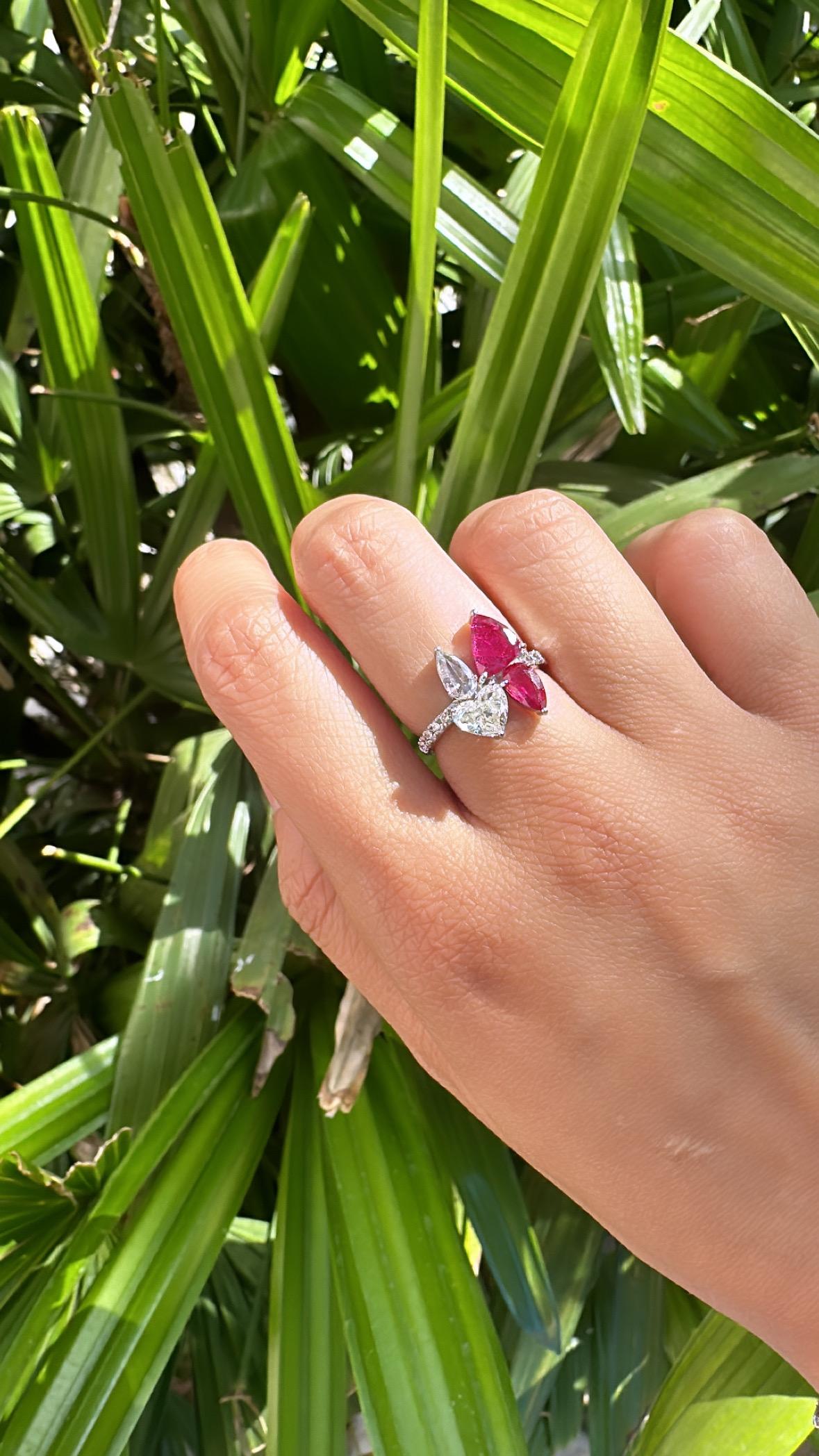 Anillo en racimo de oro de 18 quilates, 1,67 quilates, rubí natural de Mozambique y diamantes en venta 2