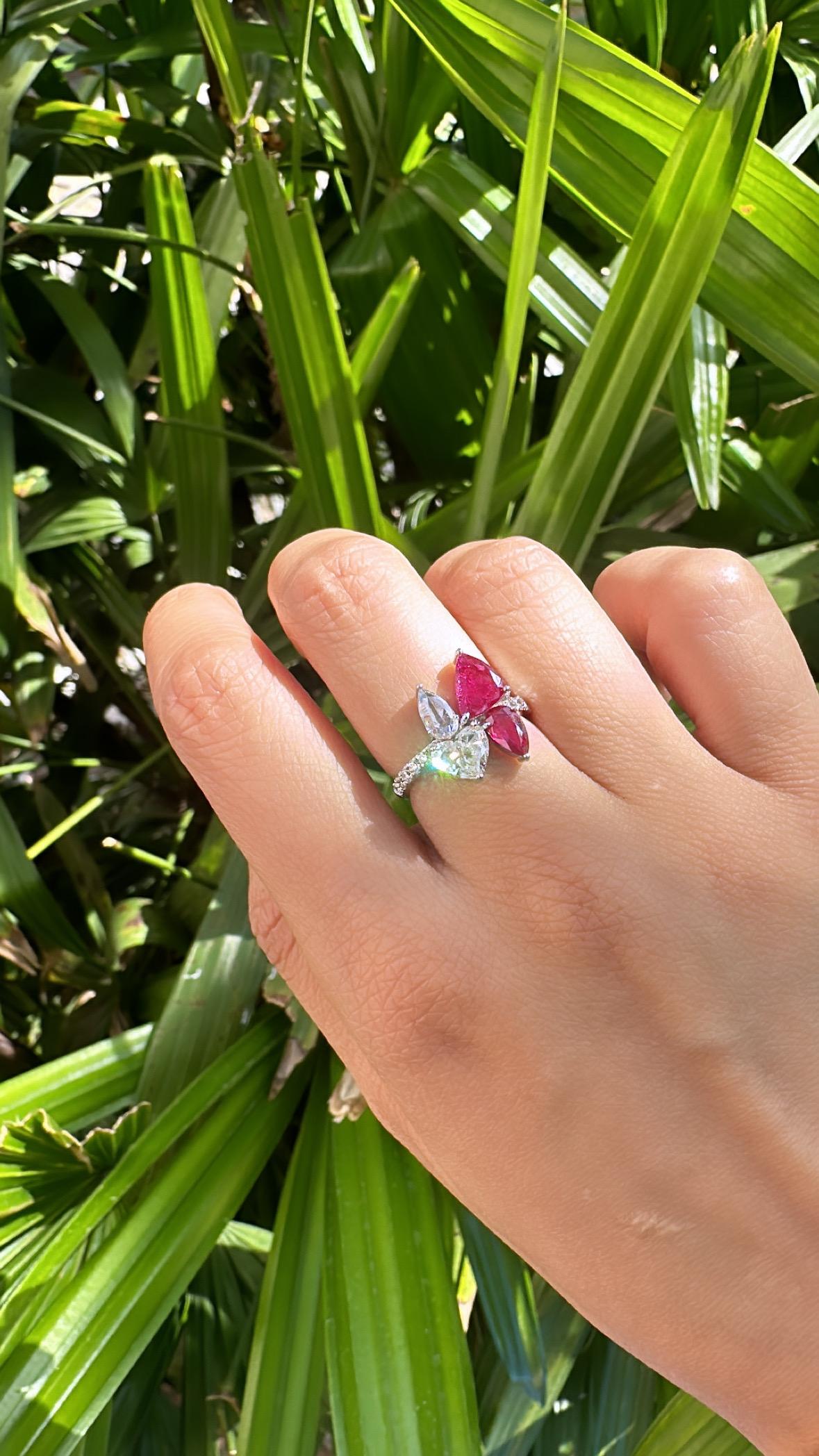 Anillo en racimo de oro de 18 quilates, 1,67 quilates, rubí natural de Mozambique y diamantes en venta 3