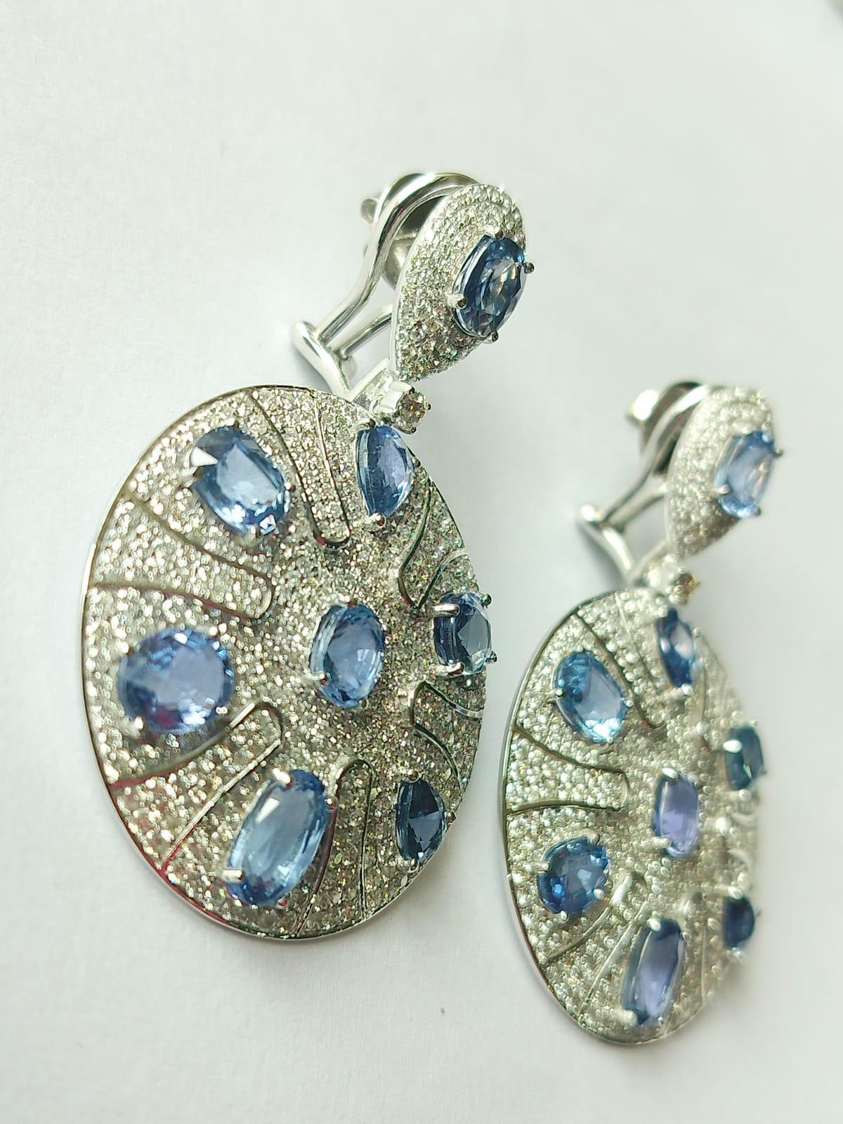 Ein sehr schöner und schicker Ohrring mit blauem Saphir aus 18 Karat Weißgold und Diamanten. Das Gewicht der blauen Saphir-Ovale beträgt 16,84 Karat. Die Saphire sind ceylonesischen (srilankischen) Ursprungs. Das Gewicht der Diamanten beträgt 6,13
