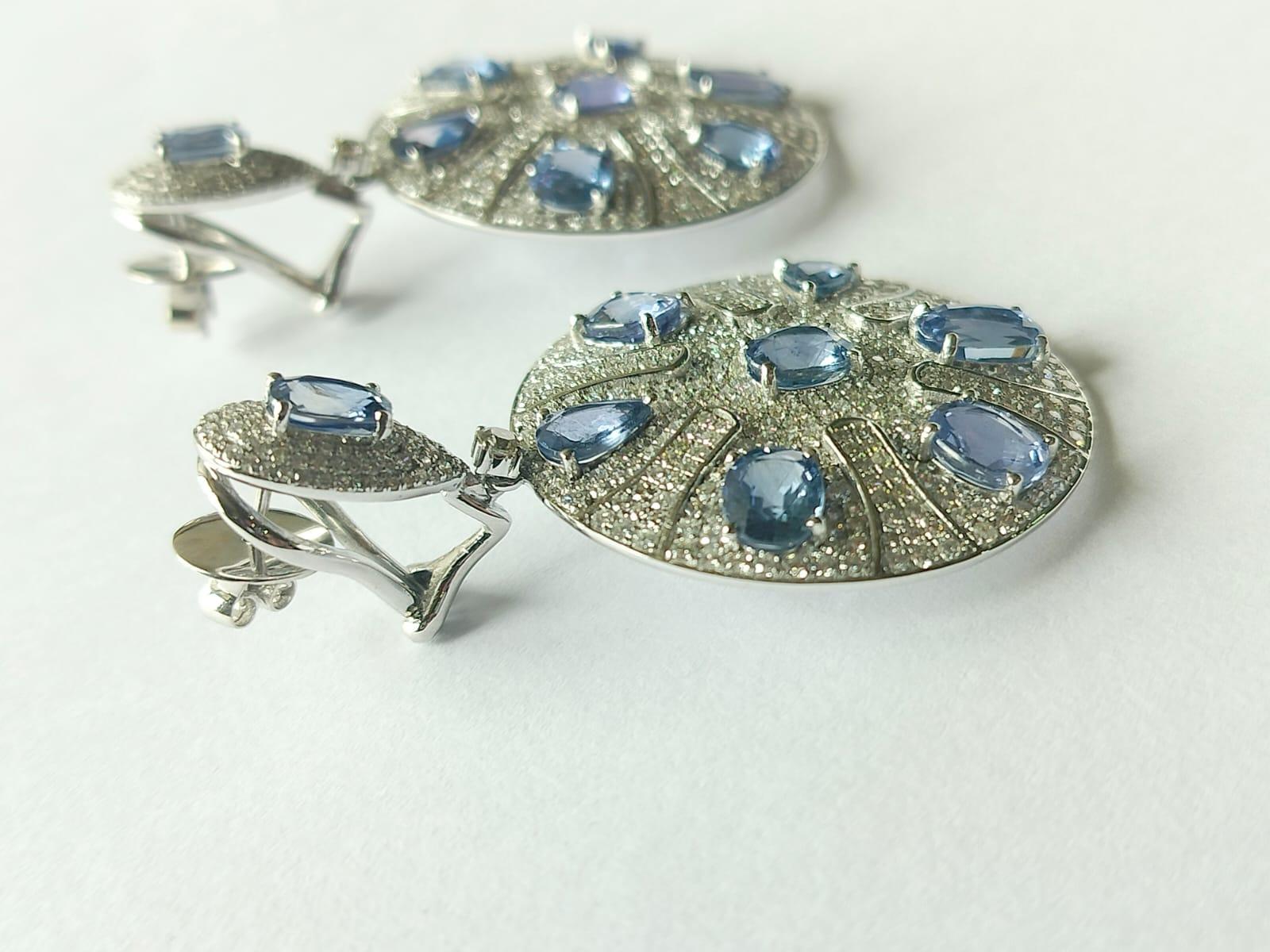 Art déco Pendants d'oreilles en or 18 carats, saphirs bleus de 16,84 carats et diamants en vente