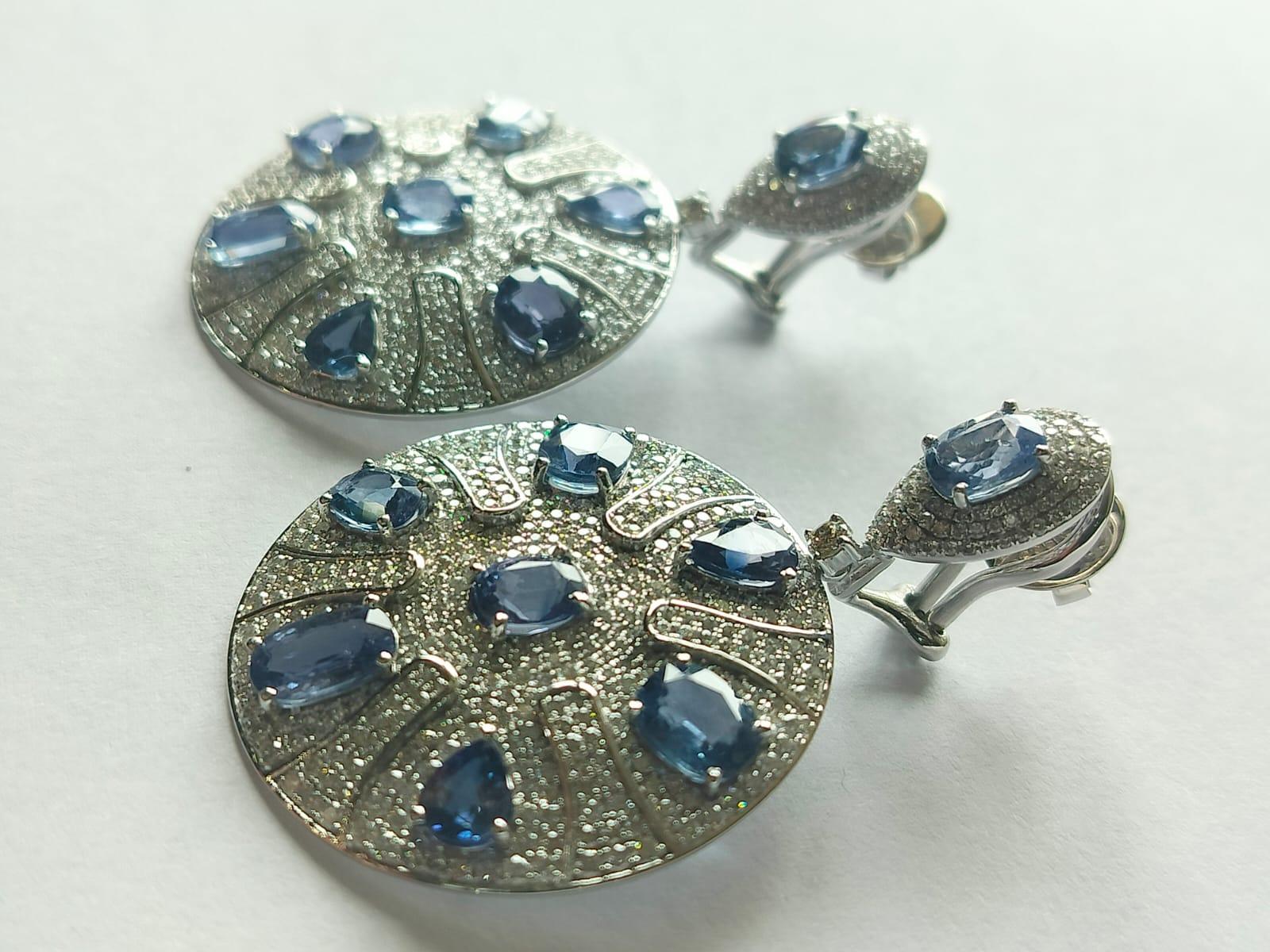 Taille ovale Pendants d'oreilles en or 18 carats, saphirs bleus de 16,84 carats et diamants en vente