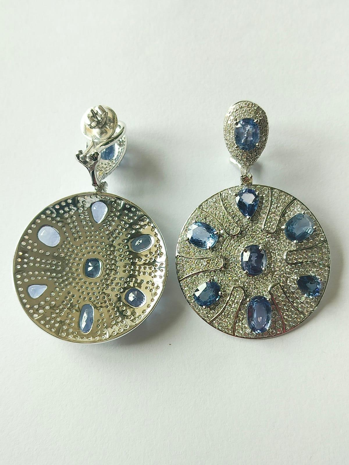 Set in 18K Gold, 16.84 carat Blue Sapphire & Diamonds Dangle/Chandelier Earrings In New Condition For Sale In Hong Kong, HK