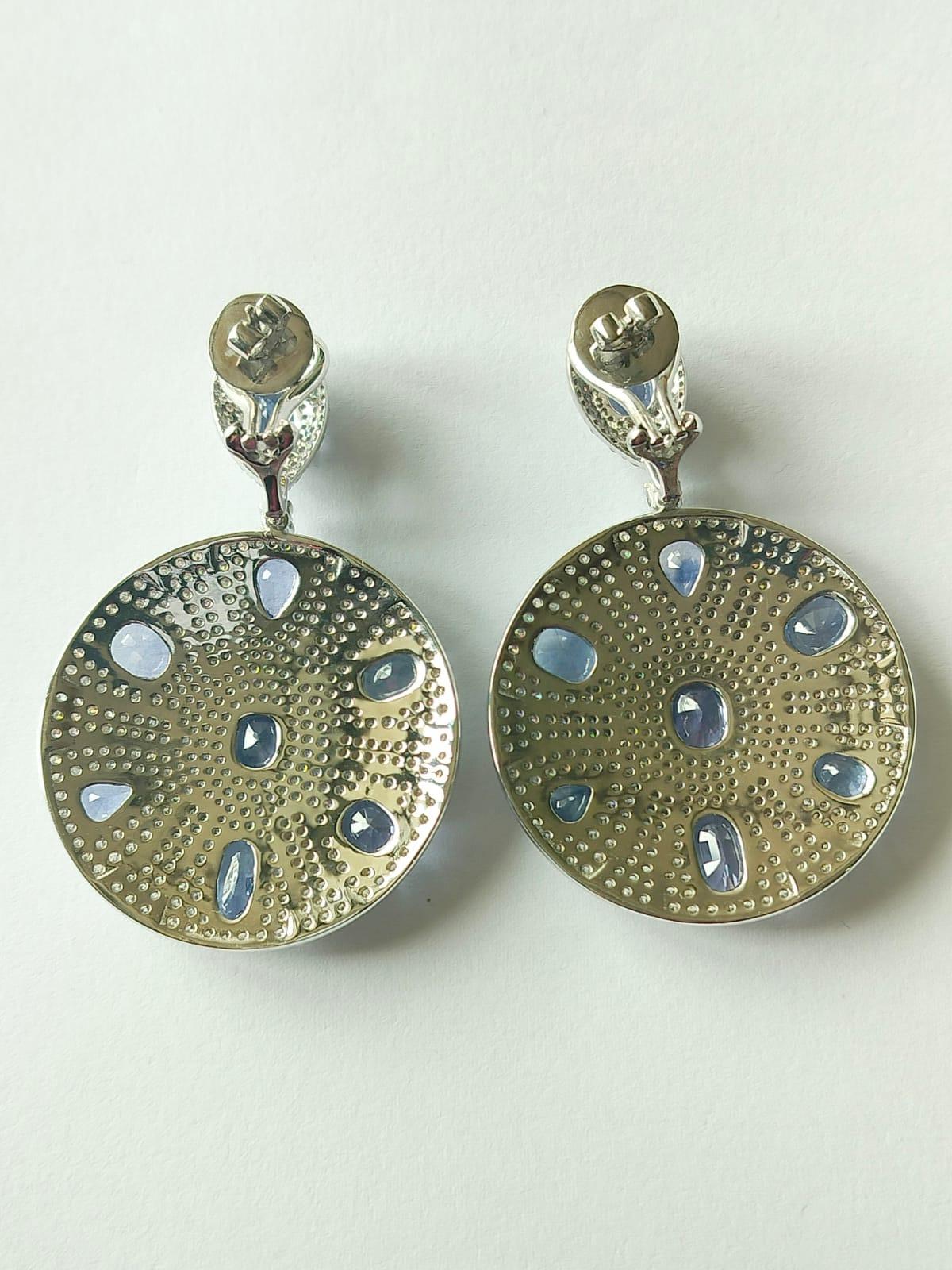 Women's Set in 18K Gold, 16.84 carat Blue Sapphire & Diamonds Dangle/Chandelier Earrings For Sale