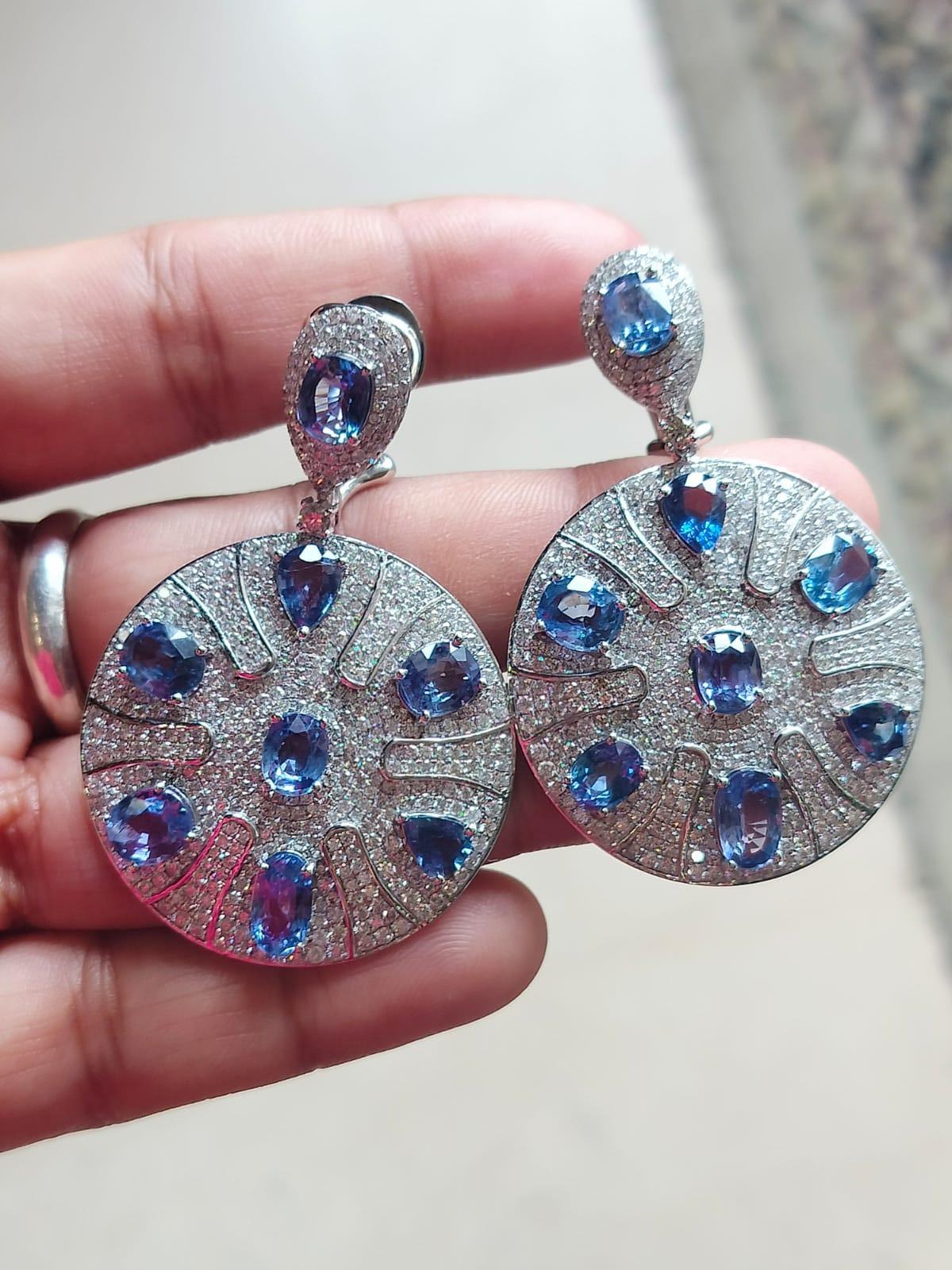 Set in 18K Gold, 16.84 carat Blue Sapphire & Diamonds Dangle/Chandelier Earrings For Sale 1