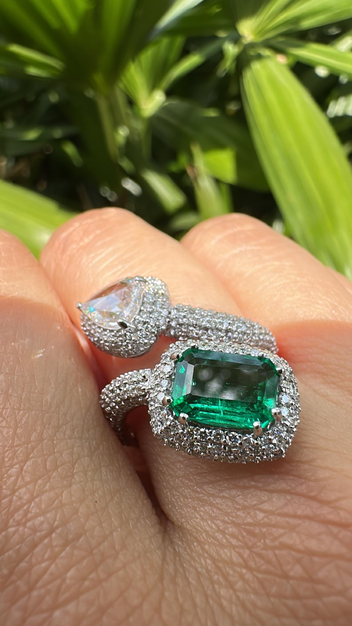 Set in 18K Gold, 1.70 carats, natural Zambian Emerald & Diamonds Engagement Ring en venta 4
