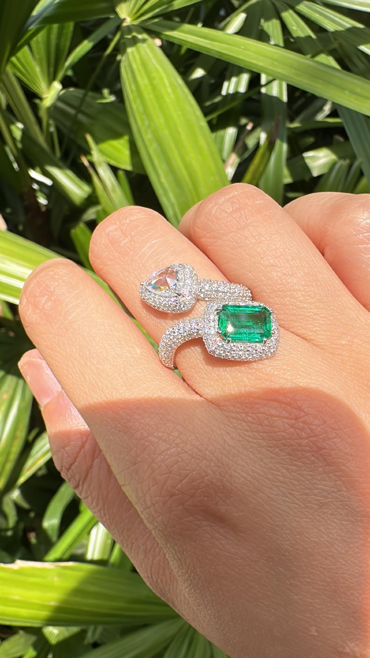 Set in 18K Gold, 1.70 carats, natural Zambian Emerald & Diamonds Engagement Ring en venta 5