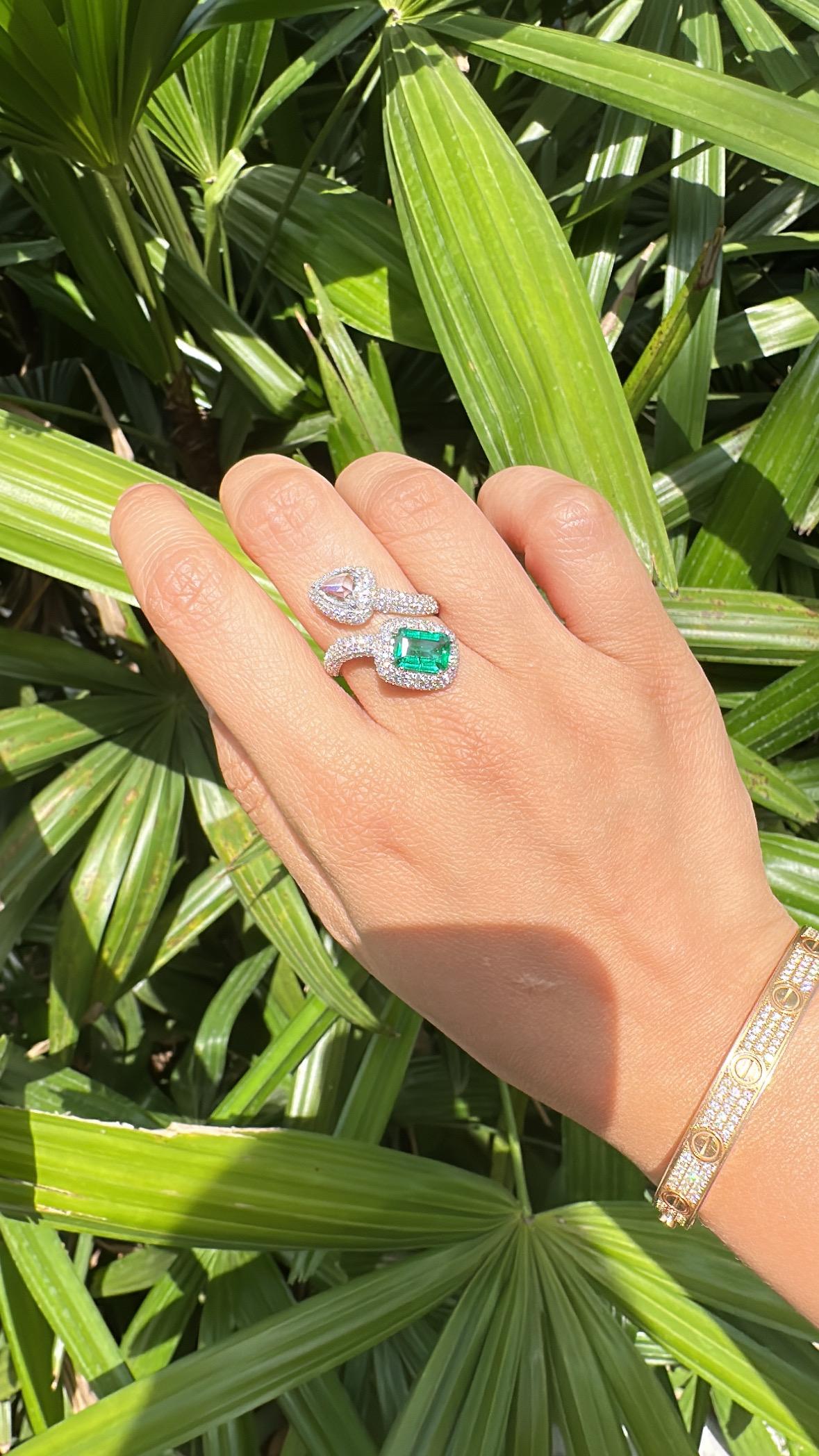 Set in 18K Gold, 1.70 carats, natural Zambian Emerald & Diamonds Engagement Ring en venta 6