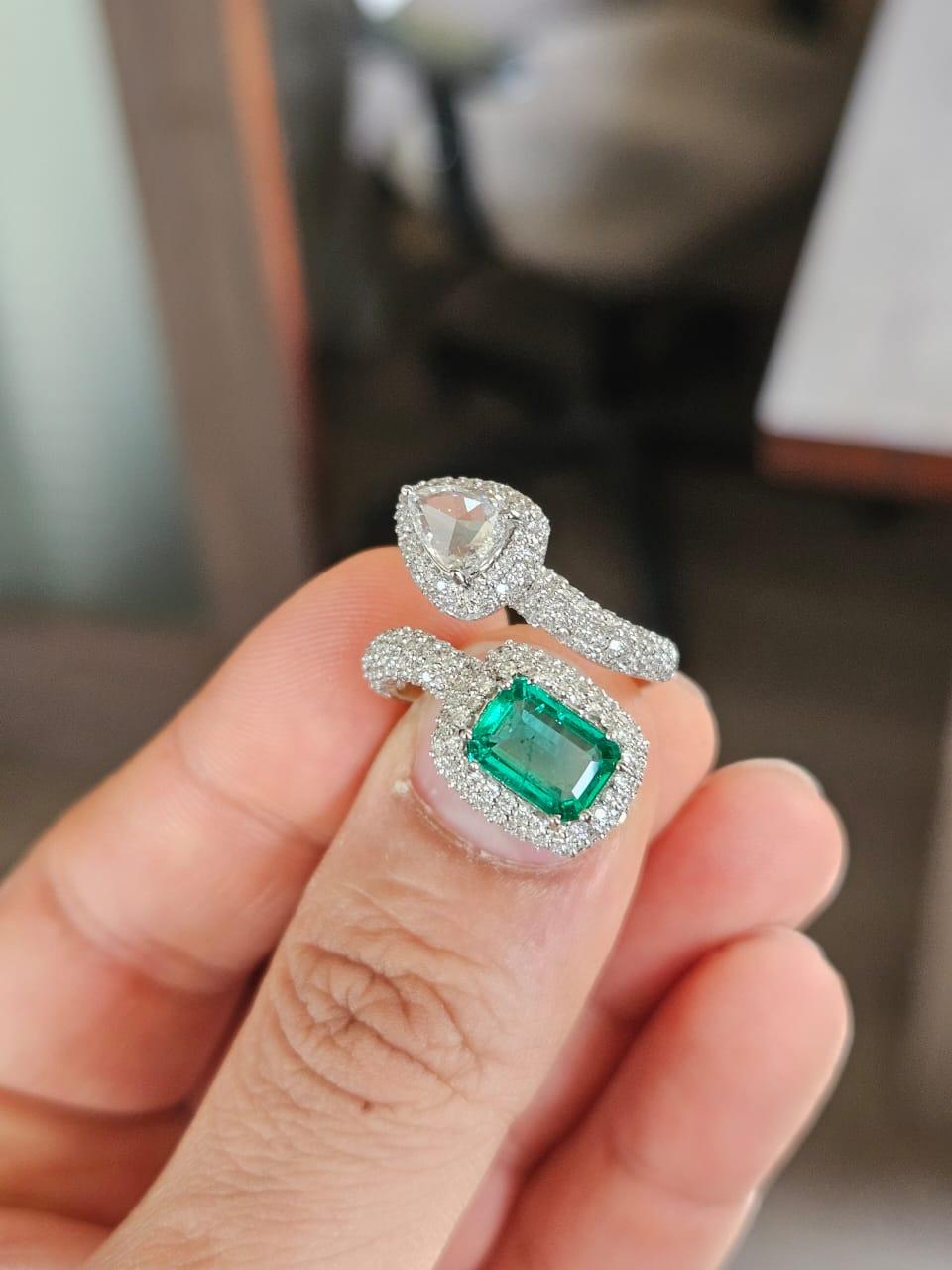 Un precioso anillo de compromiso de esmeralda de estilo moderno, engastado en oro blanco de 18 quilates y diamantes naturales. El peso de la Esmeralda es  es de 1,70 quilates. La Esmeralda es completamente natural, sin ningún tratamiento y es de