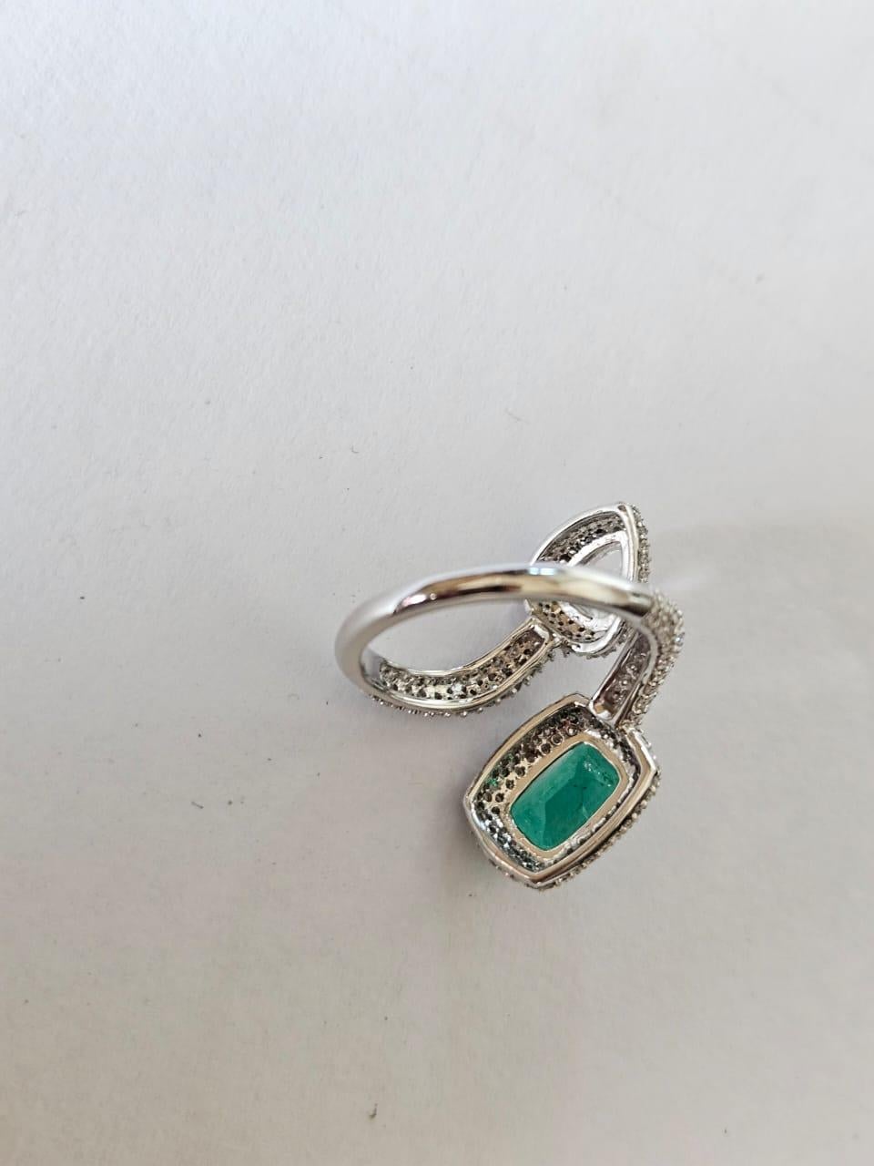 Set in 18K Gold, 1.70 carats, natural Zambian Emerald & Diamonds Engagement Ring Moderno en venta